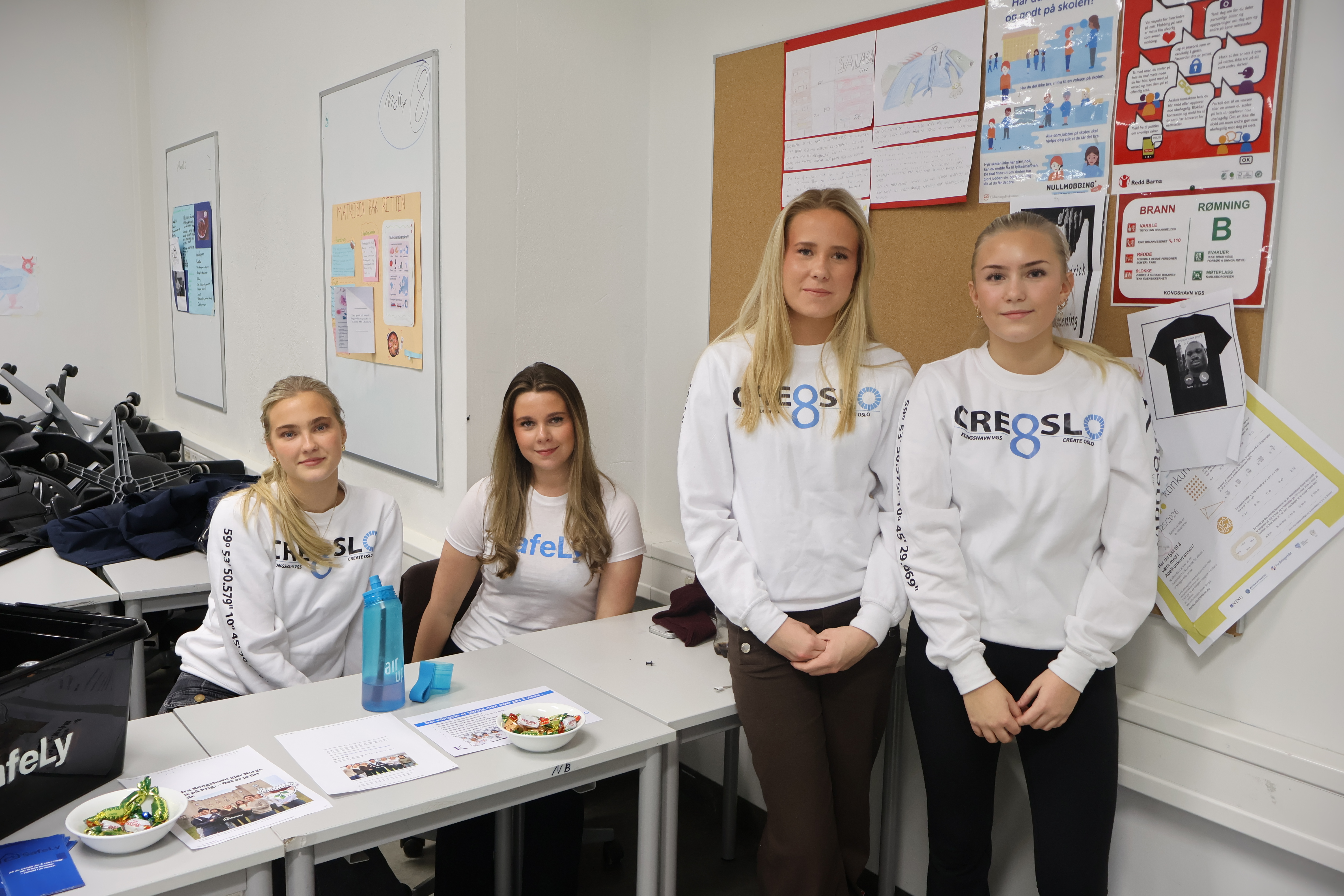 En gruppe barnr i hvite skjorter