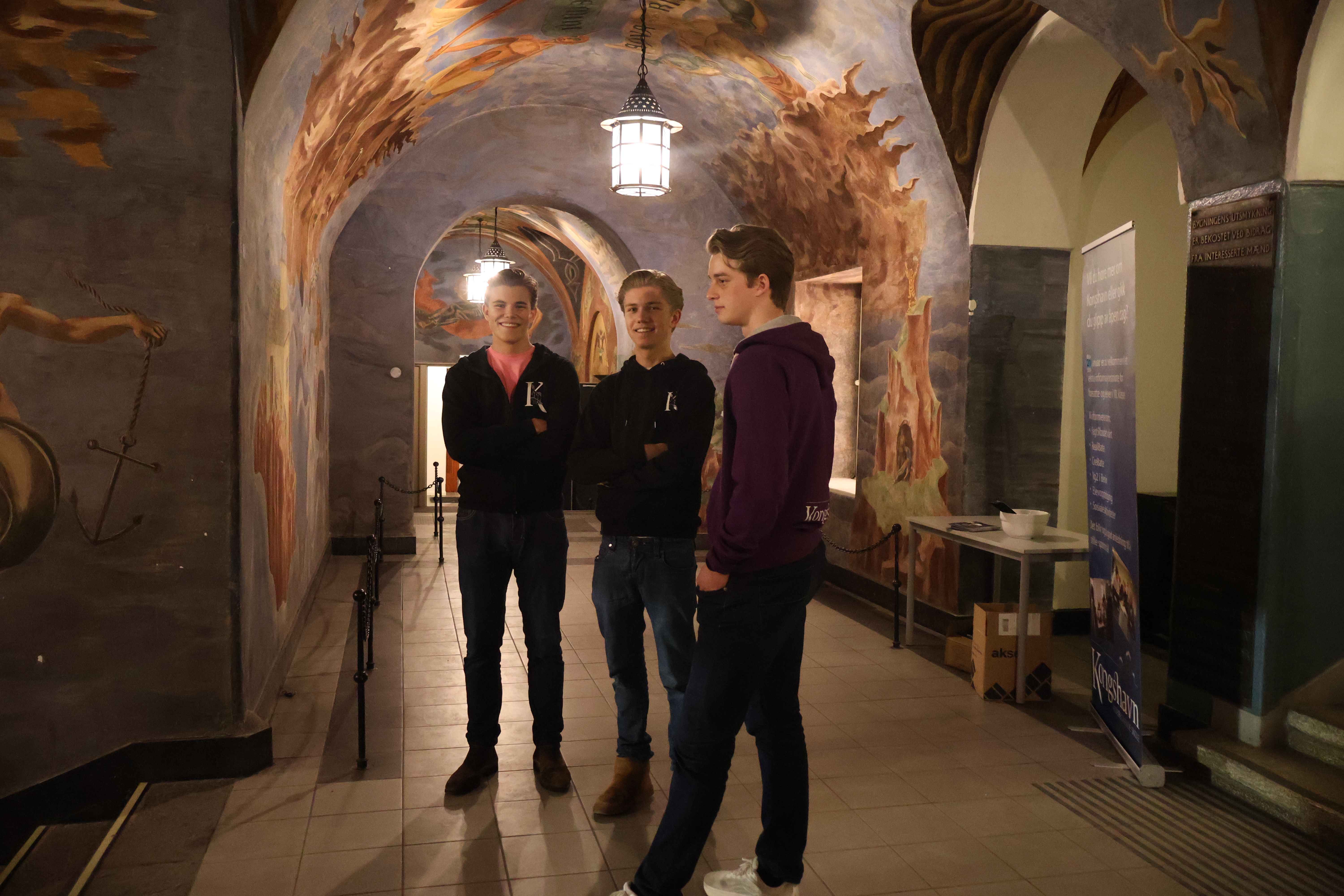 en gruppe menn poserer for et bilde