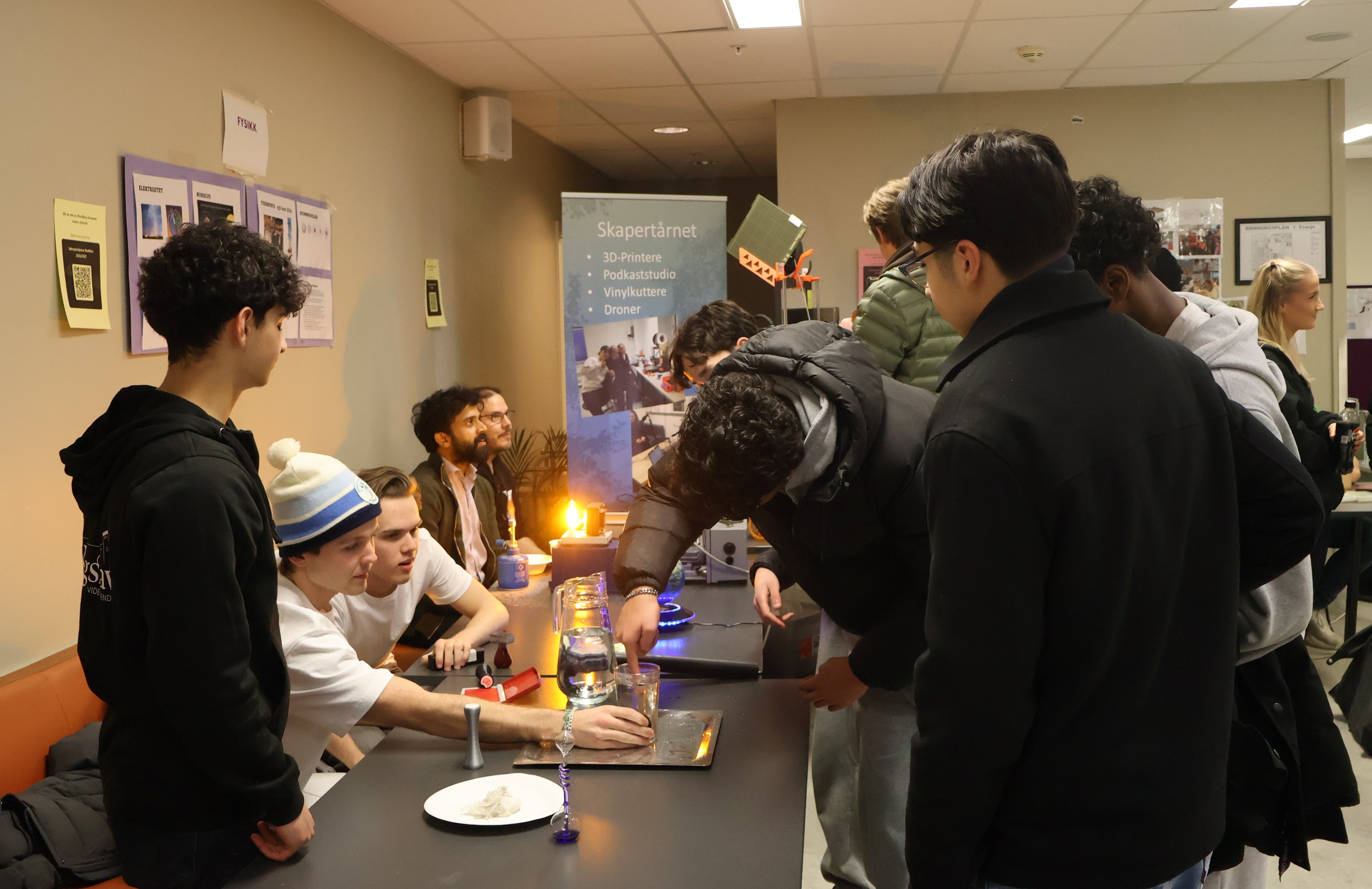 en gruppe mennesker rundt et bord
