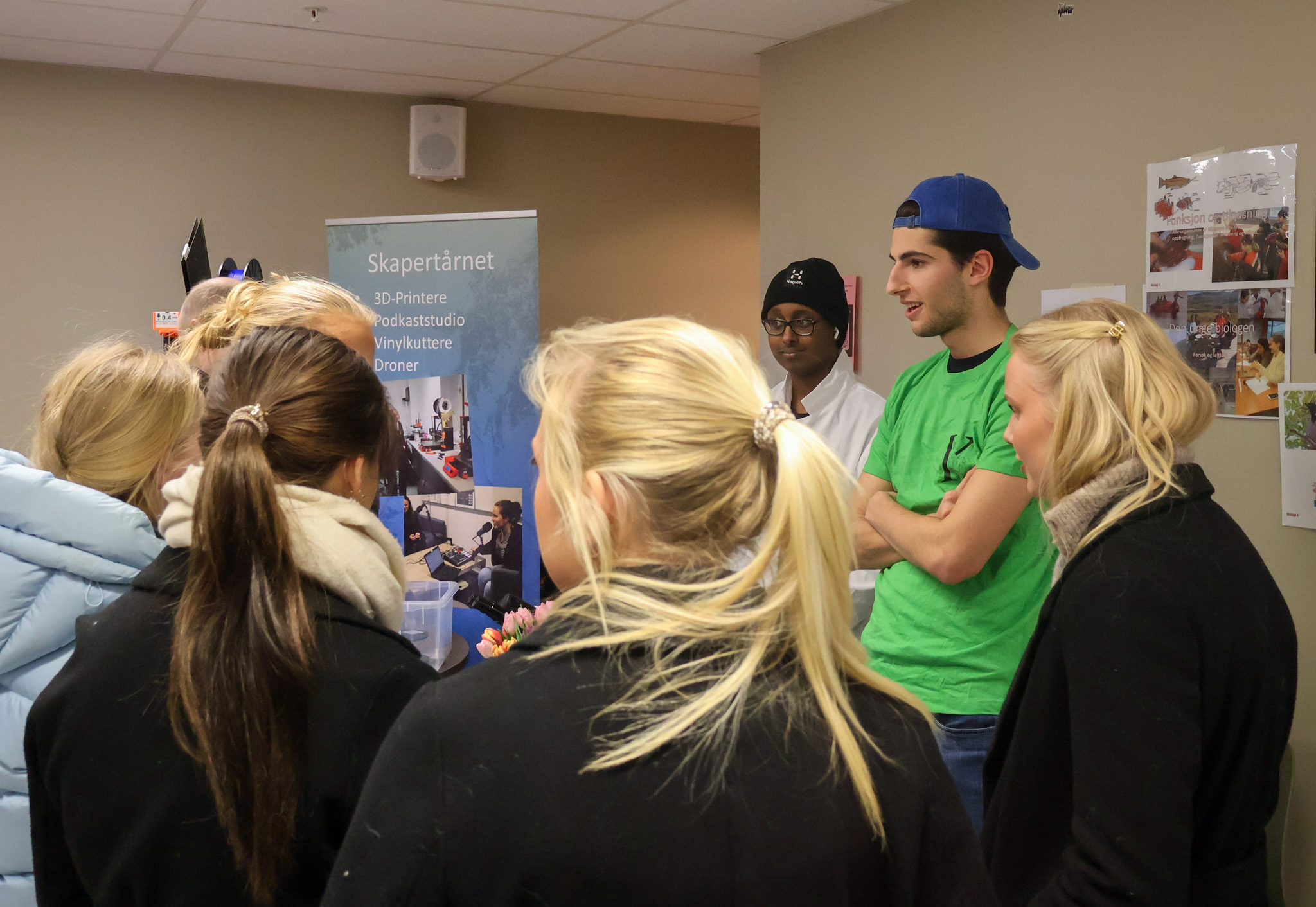 en gruppe mennesker i et rom