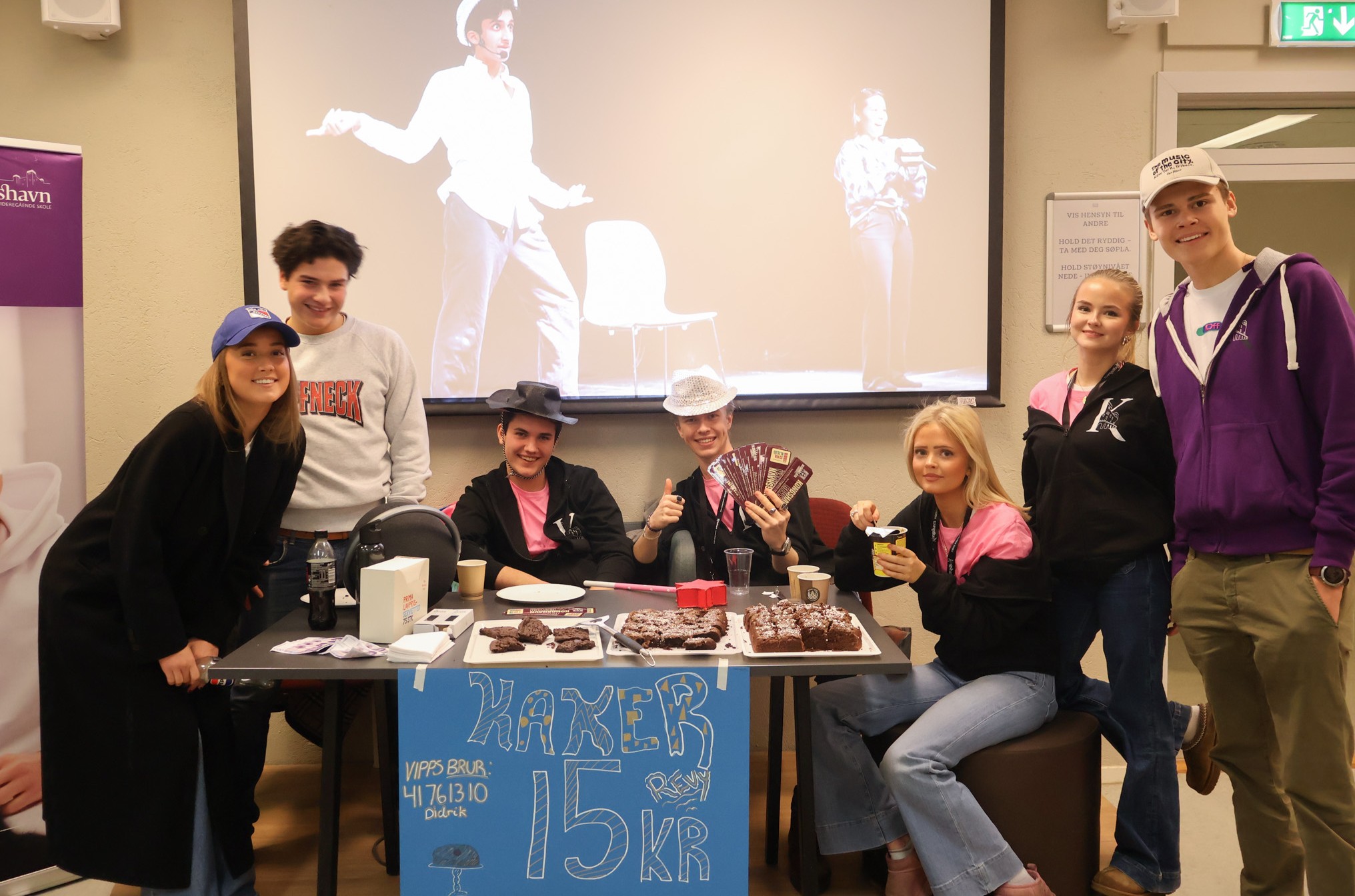 en gruppe mennesker rundt et bord