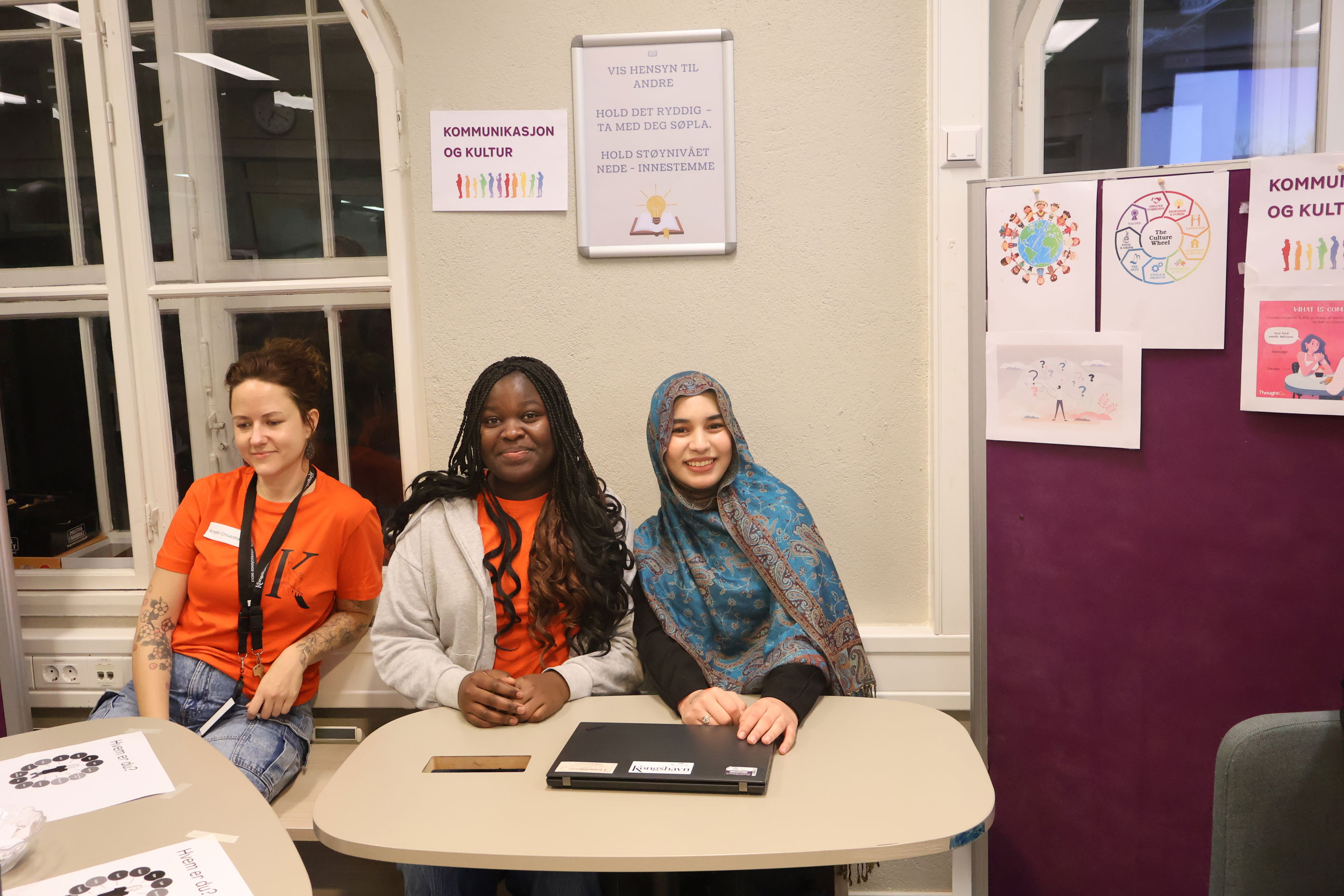 En gruppe personr som sitter ved et bord