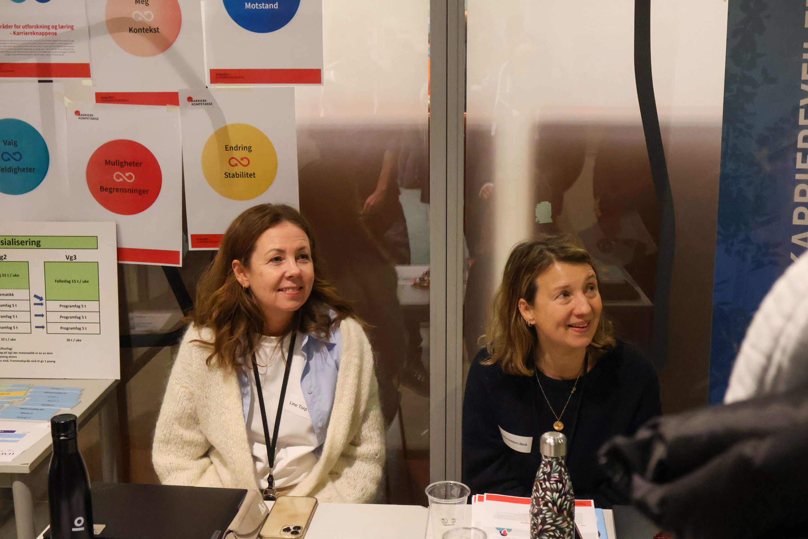 personr som sitter ved et bord