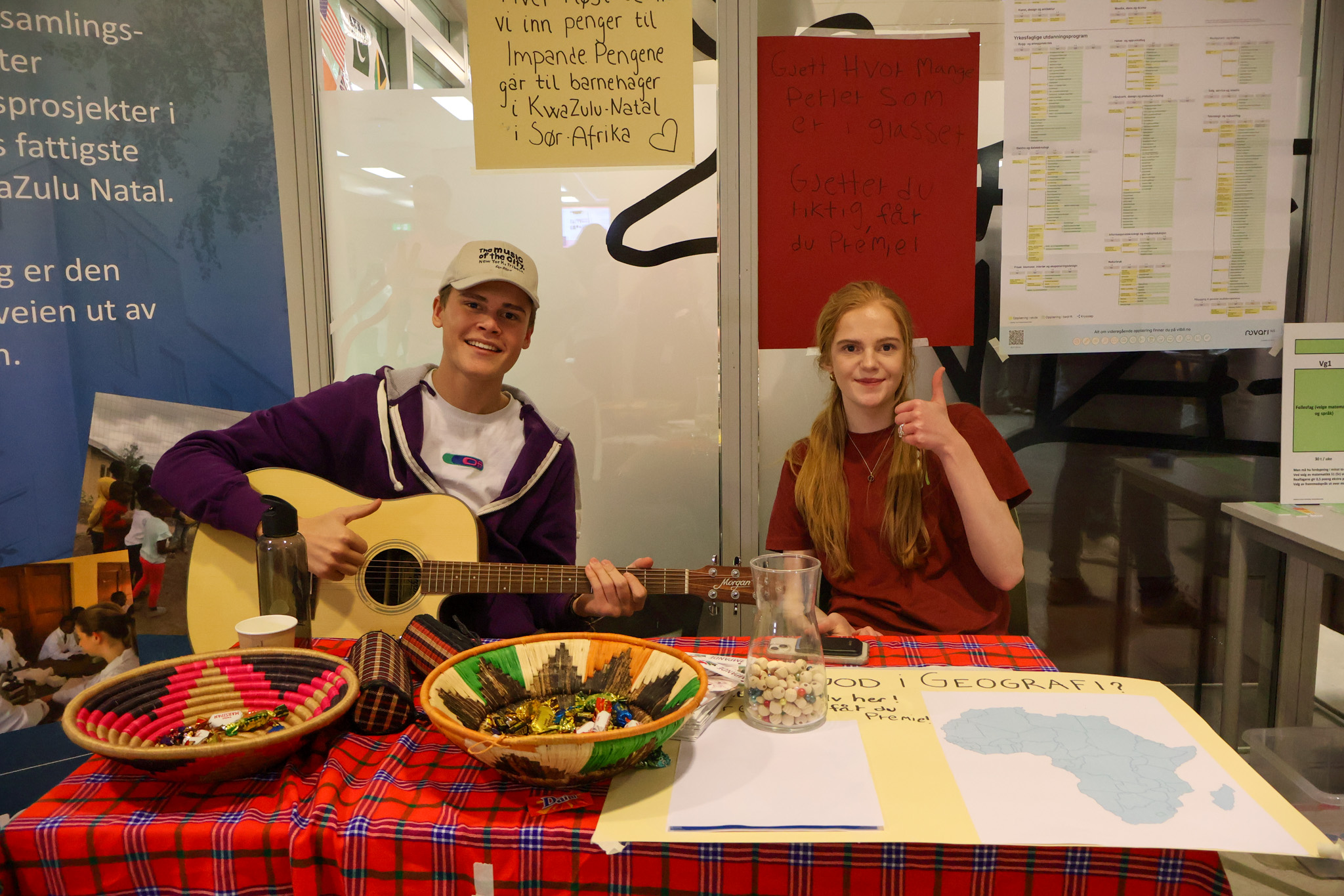 En person og en person som sitter ved et bord med mat og drikke