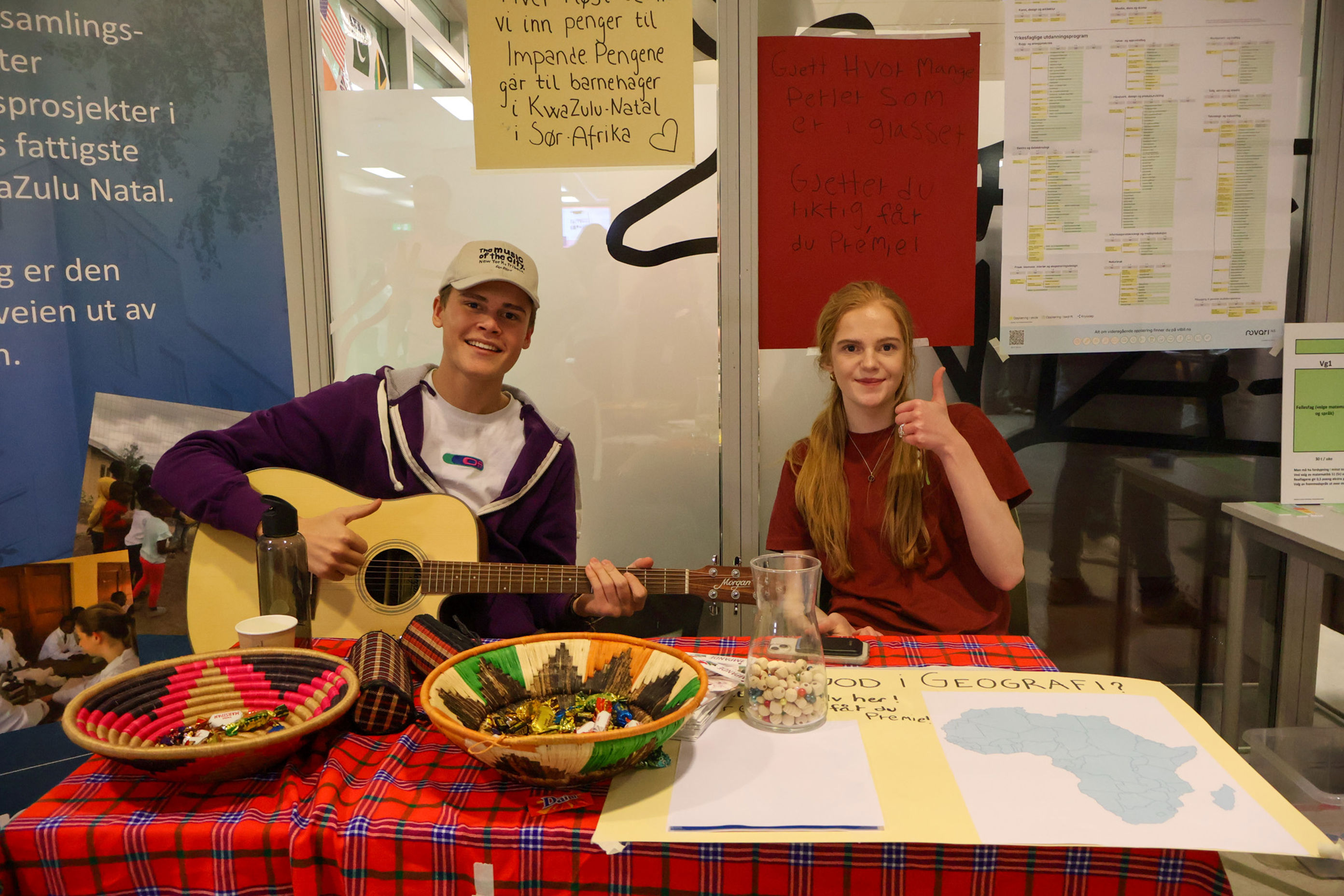 En person og en person som sitter ved et bord med mat og drikke