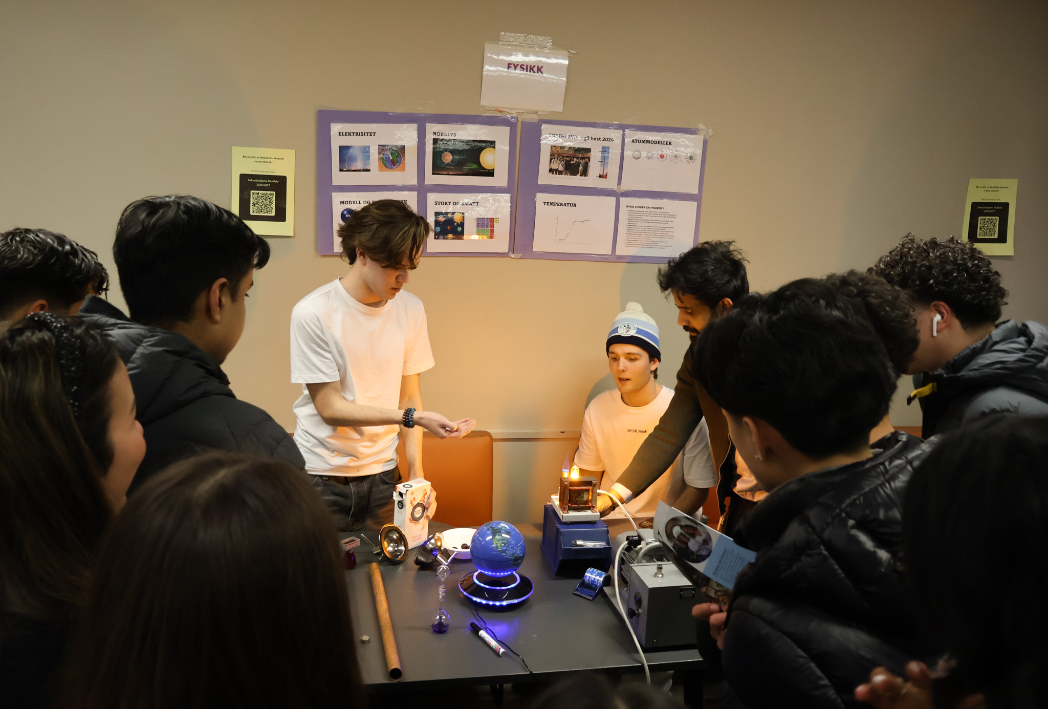 en gruppe mennesker i et rom