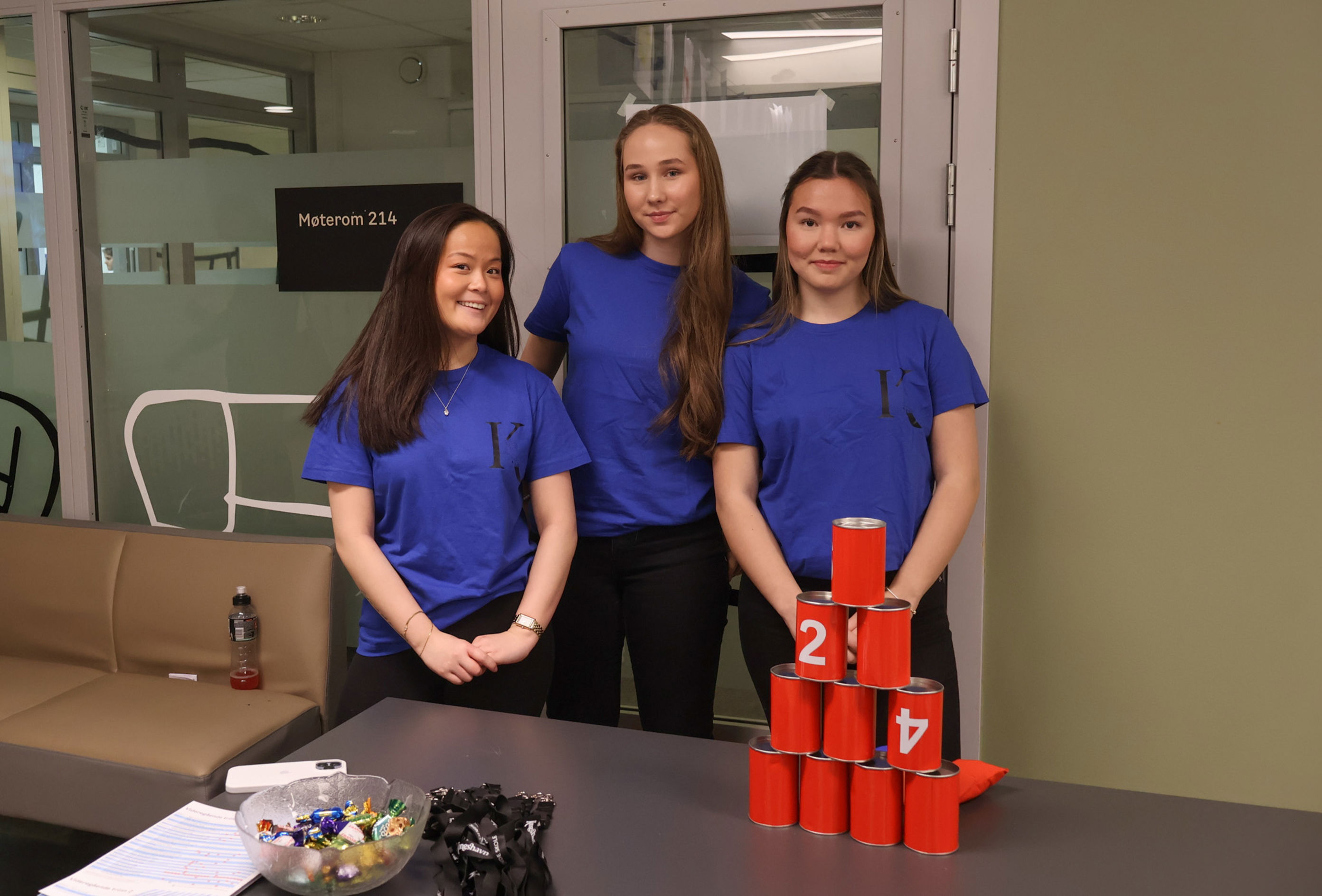 En gruppe personr som står ved et bord med en leke