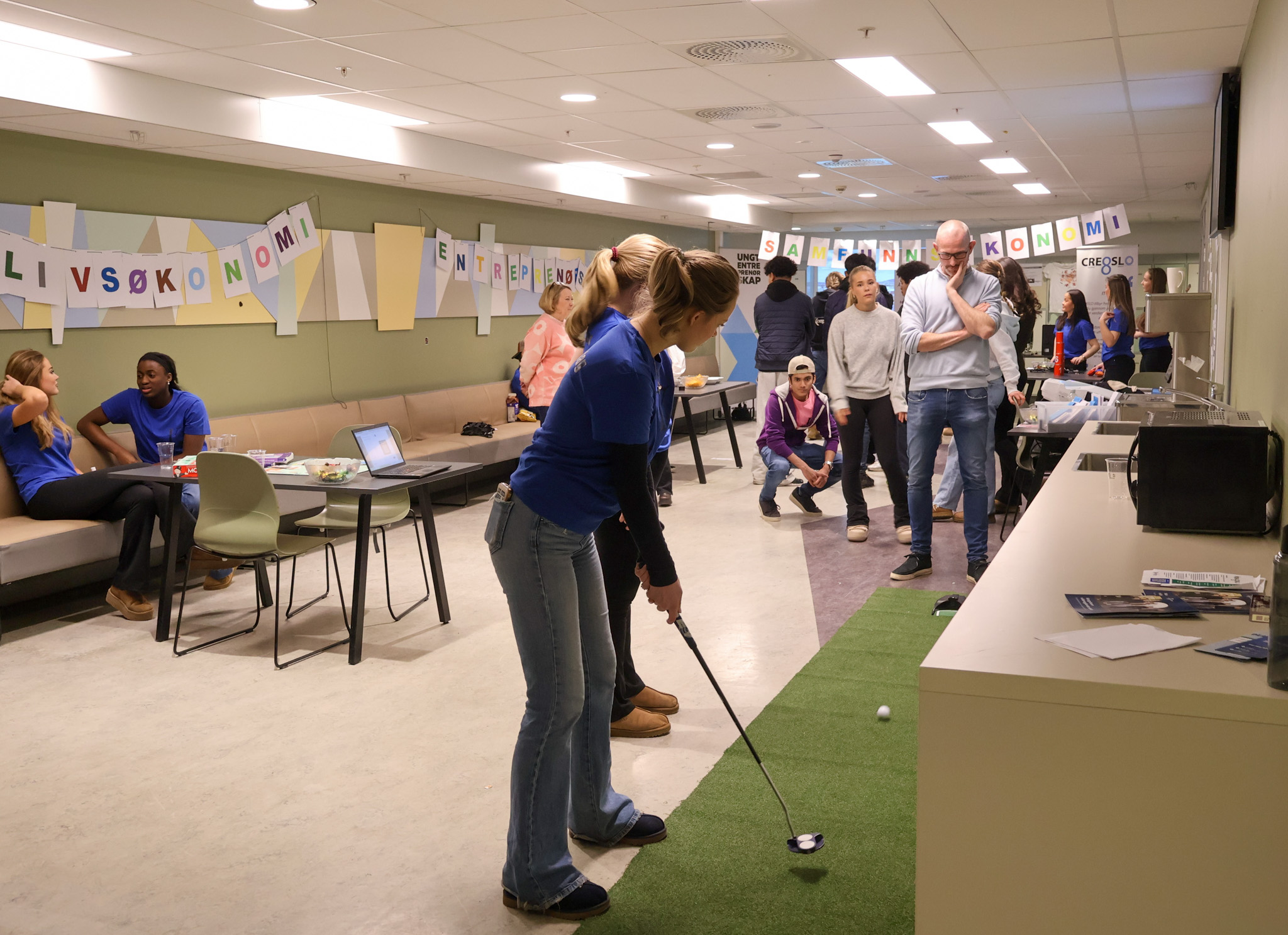 en gruppe mennesker i et rom