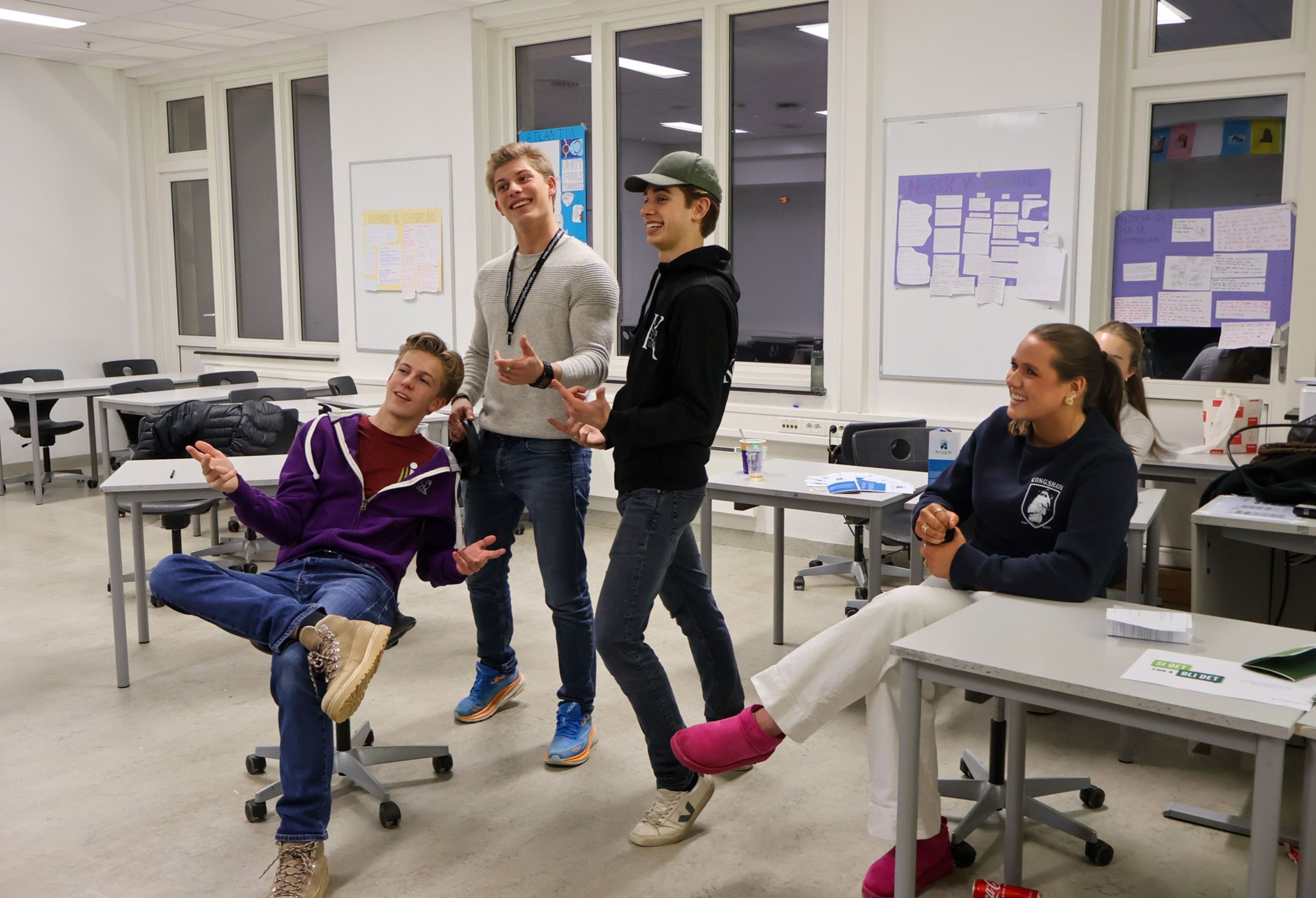 en gruppe mennesker i et rom