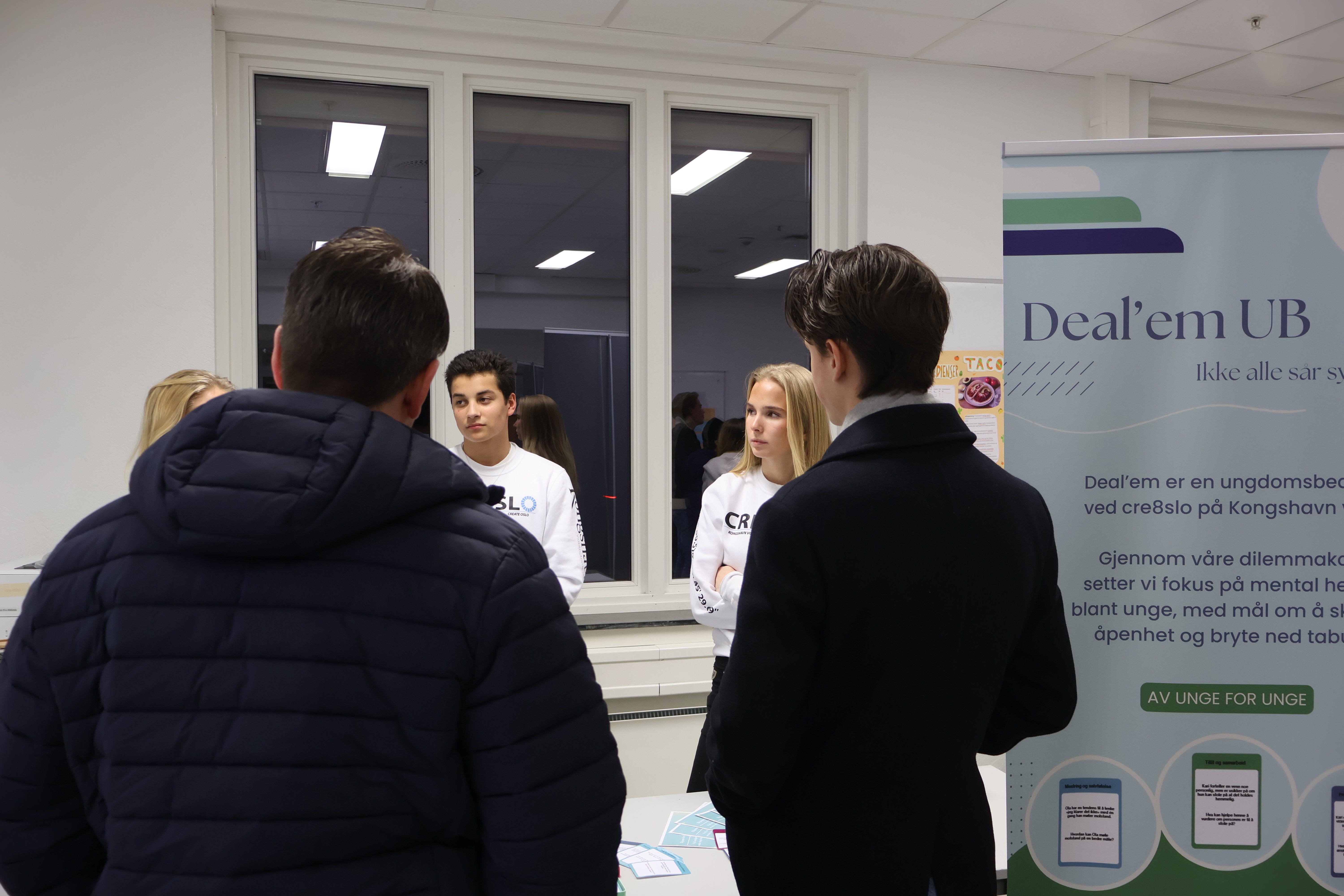 en gruppe mennesker i et rom