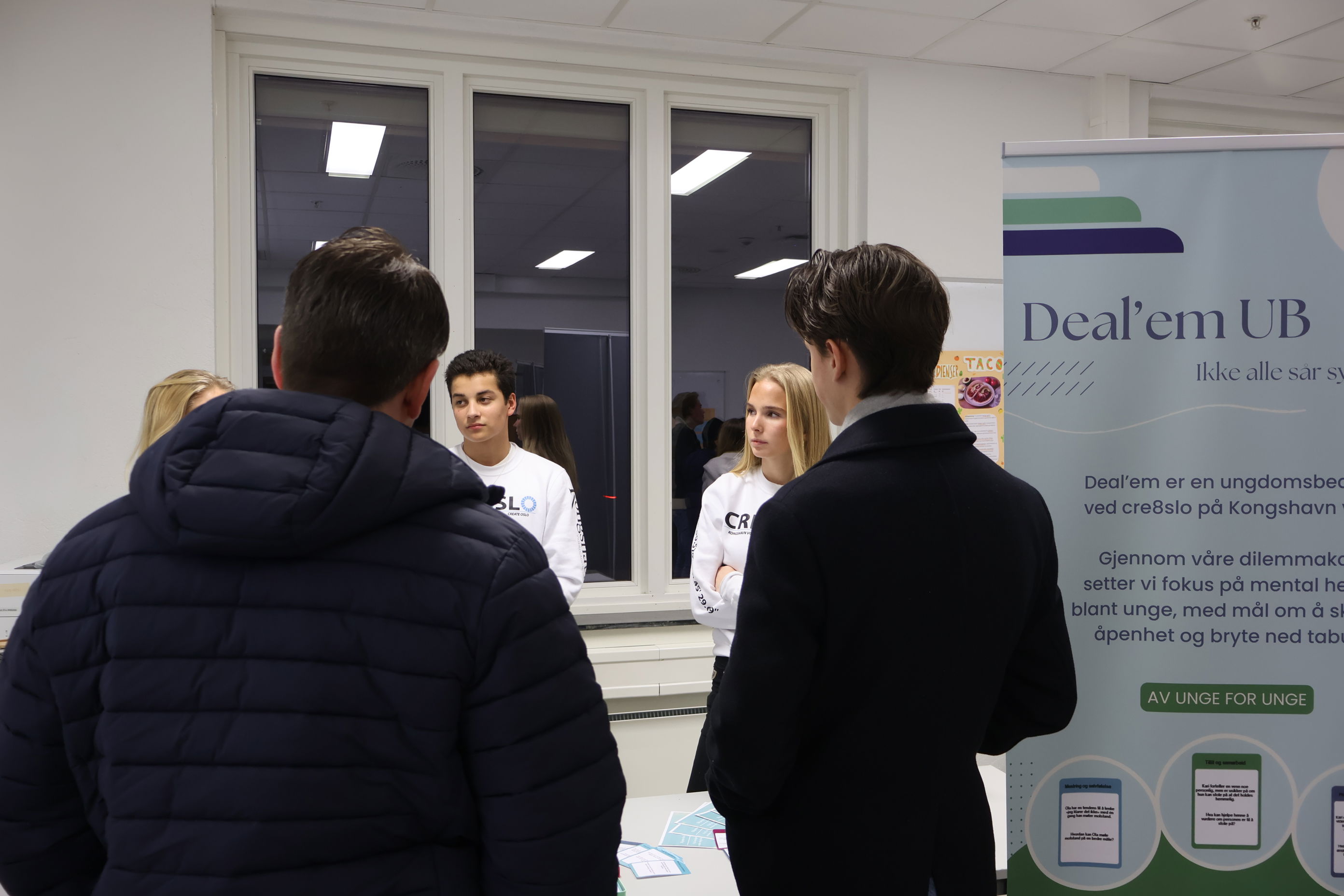 en gruppe mennesker i et rom