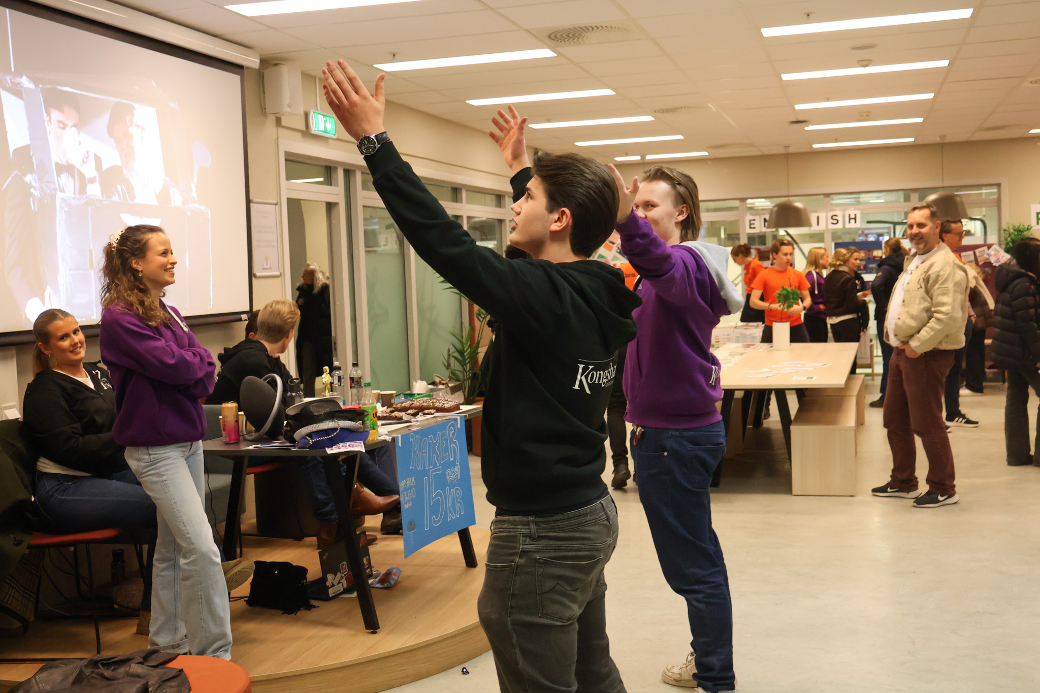 en person som løfter hendene