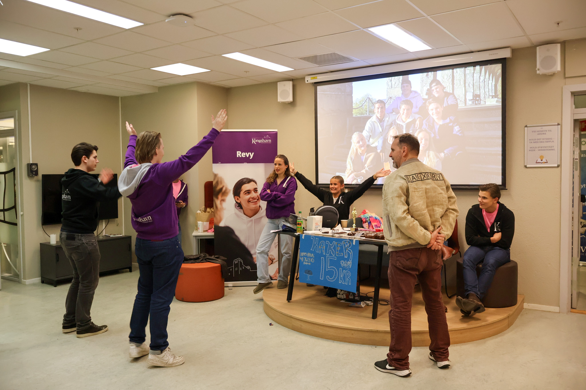 en gruppe mennesker i et rom