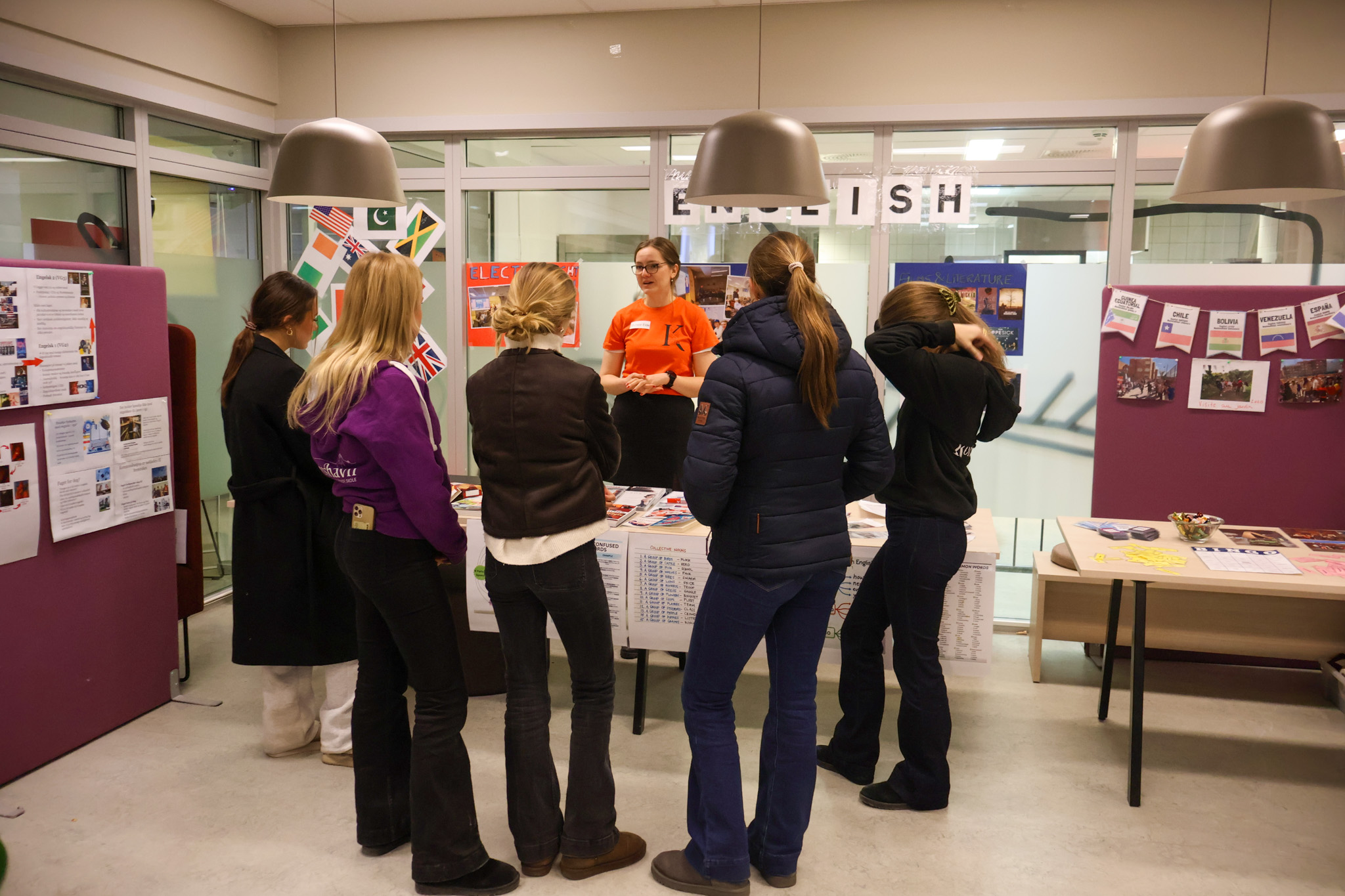 en gruppe mennesker som står i et rom