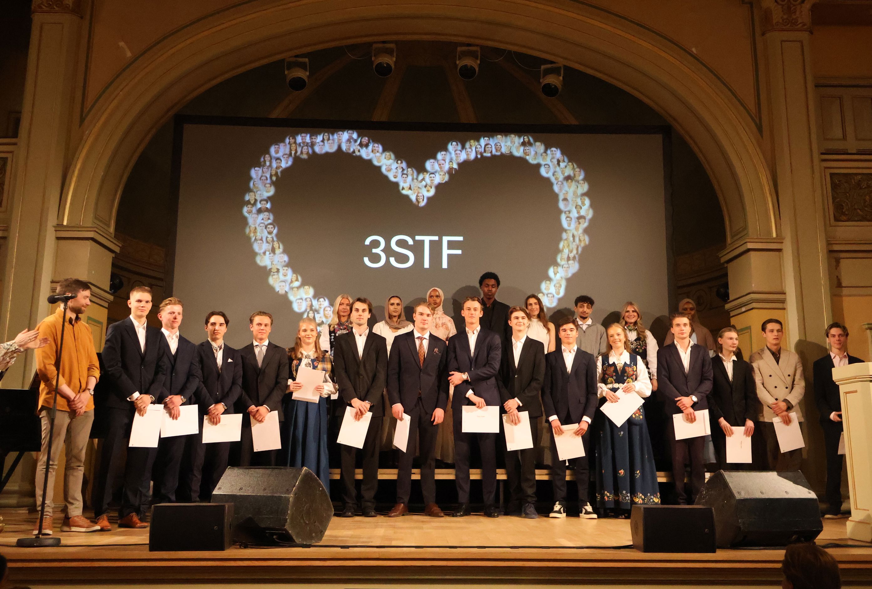 en gruppe mennesker som står på en scene en gruppe mennesker som står på en scene