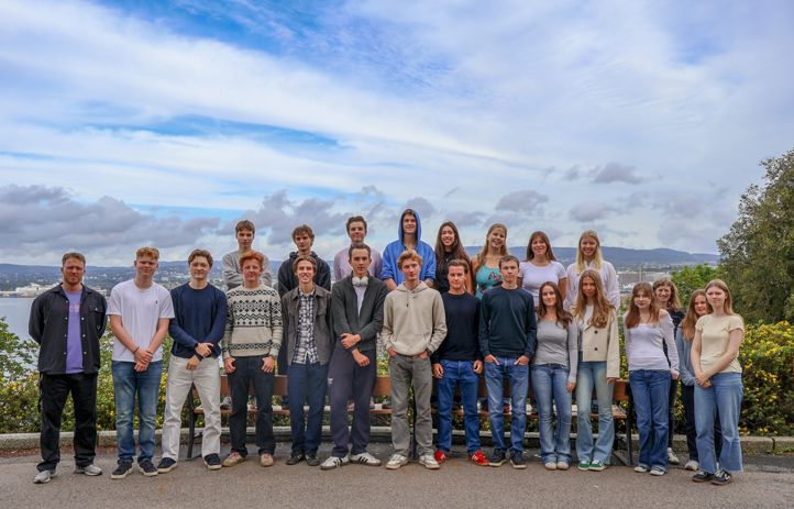 en gruppe mennesker som poserer for et bilde en gruppe mennesker som poserer for et bilde