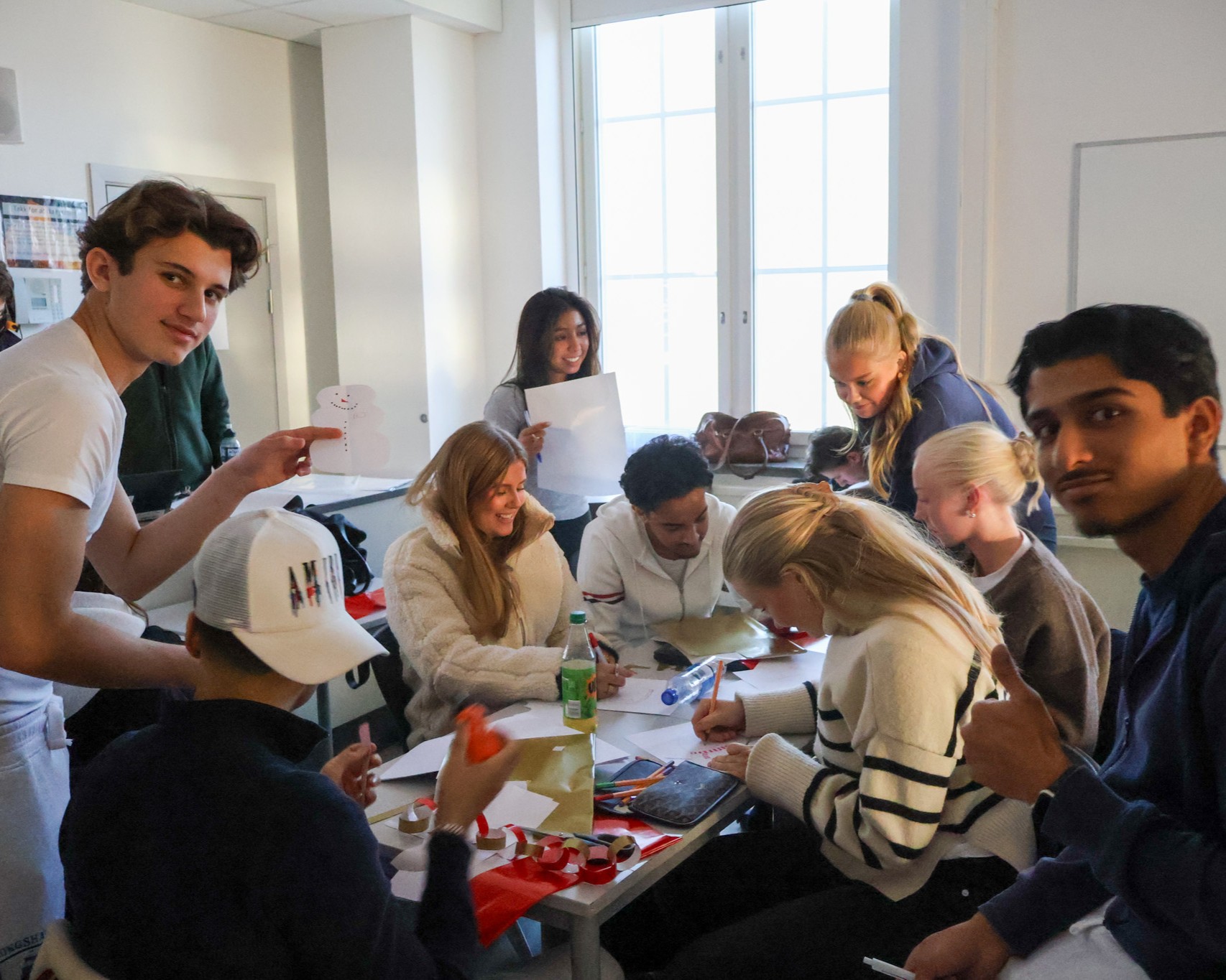 en gruppe mennesker som sitter rundt et bord