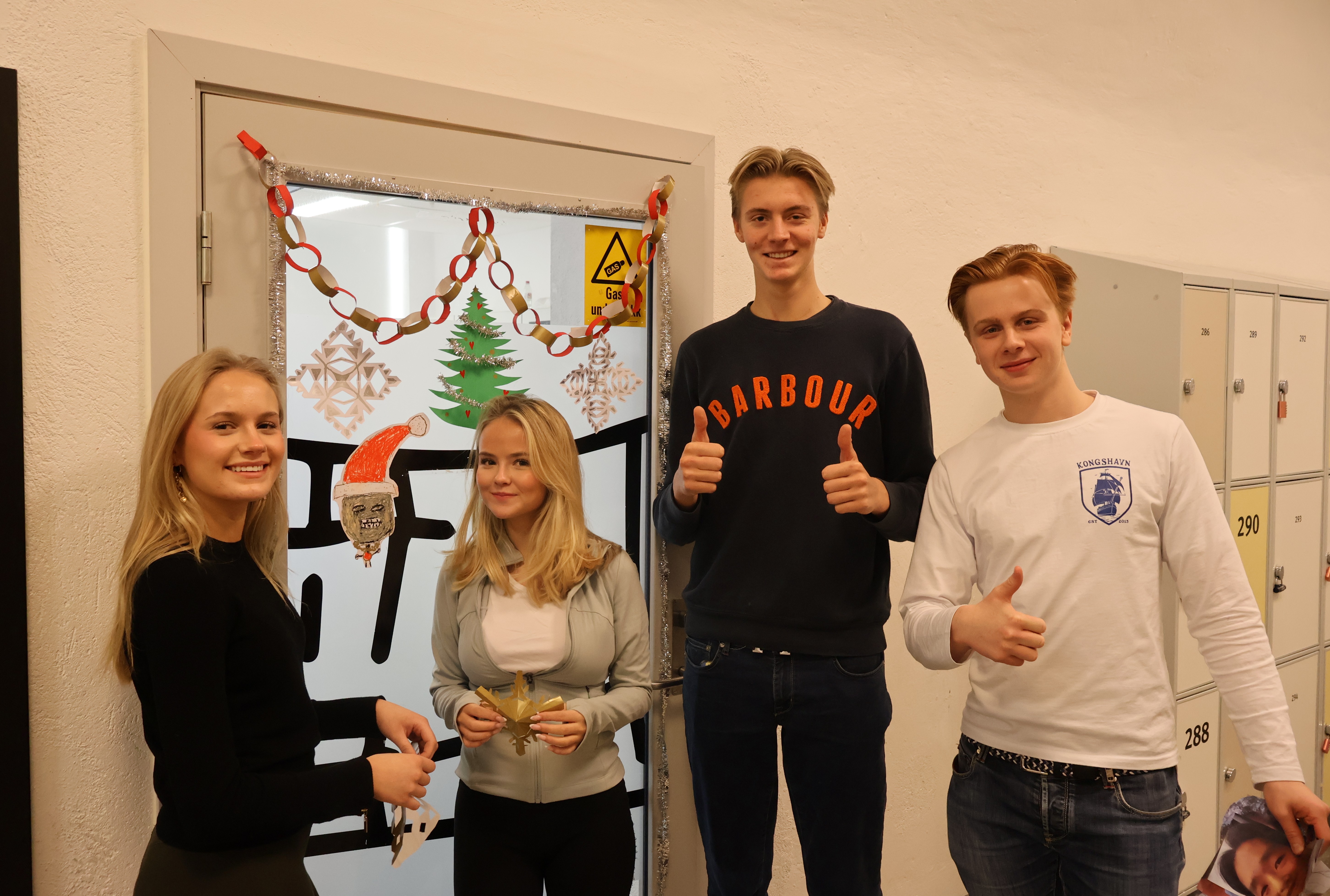 en gruppe mennesker som poserer for et bilde