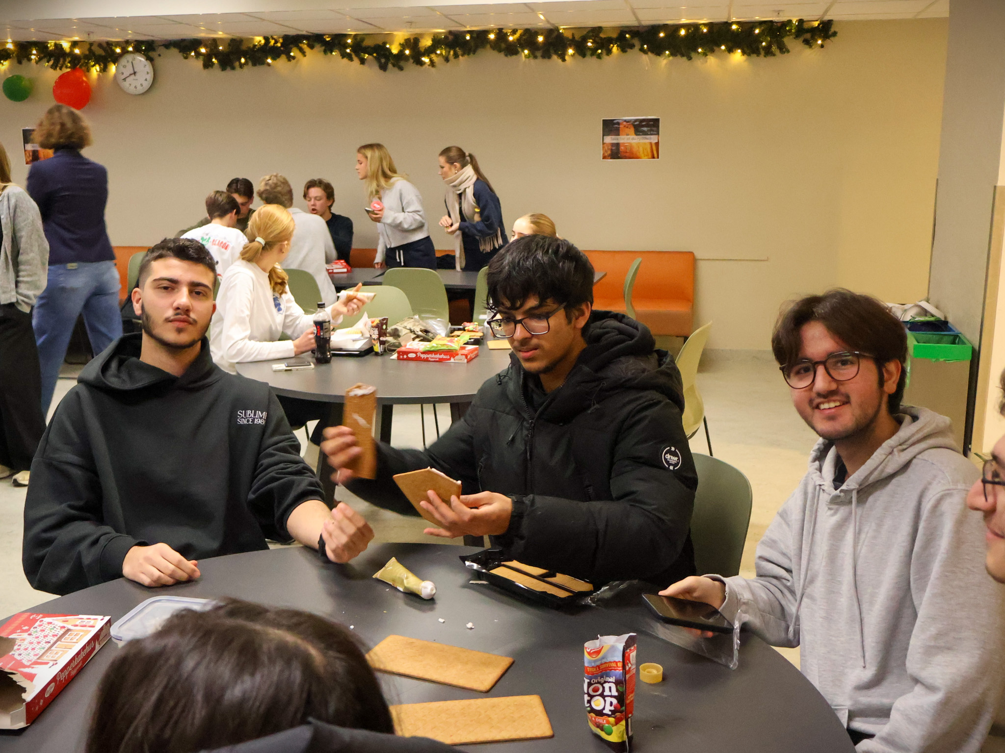 en gruppe menn som sitter ved et bord med mat og drikke