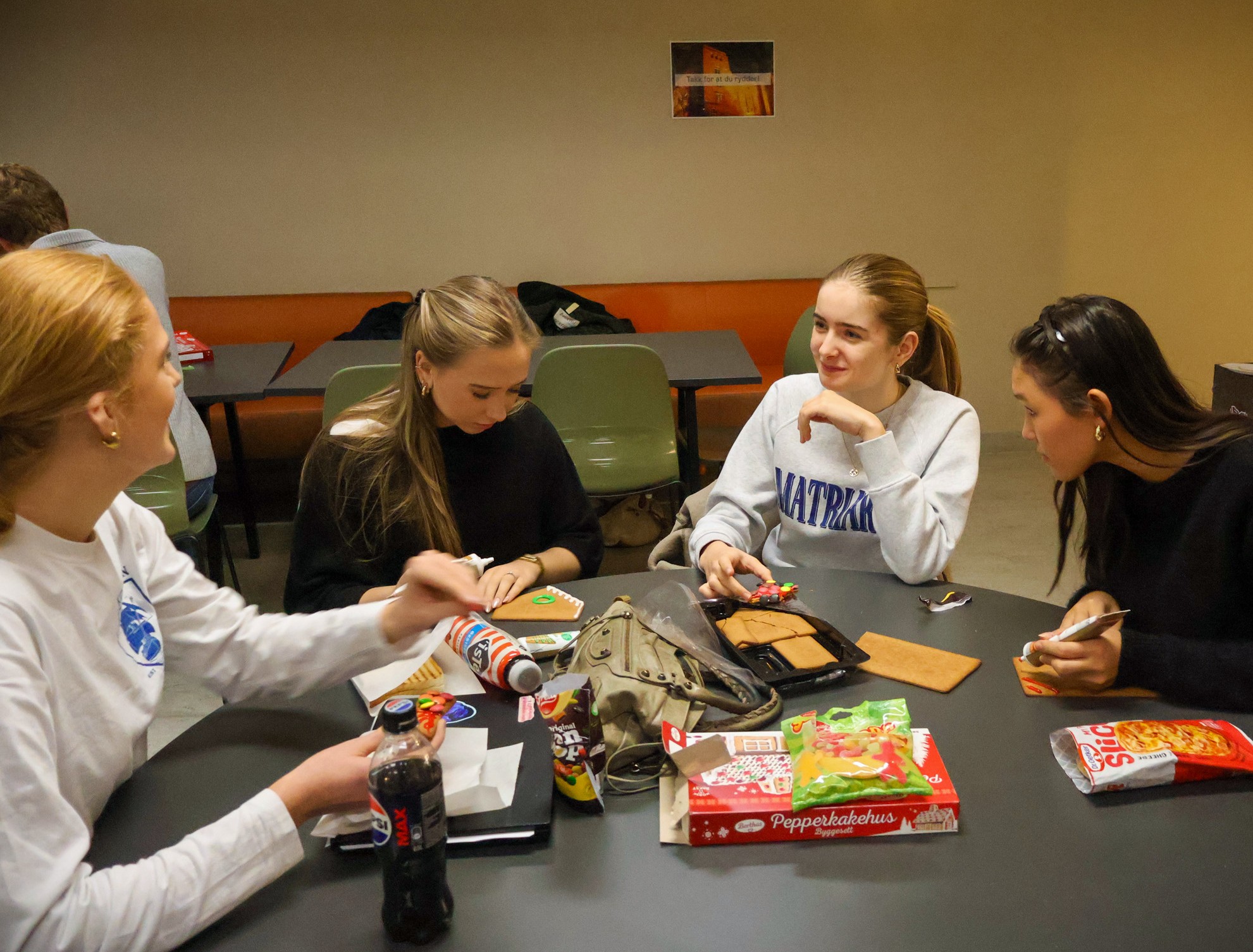 En gruppe personr som sitter ved et bord