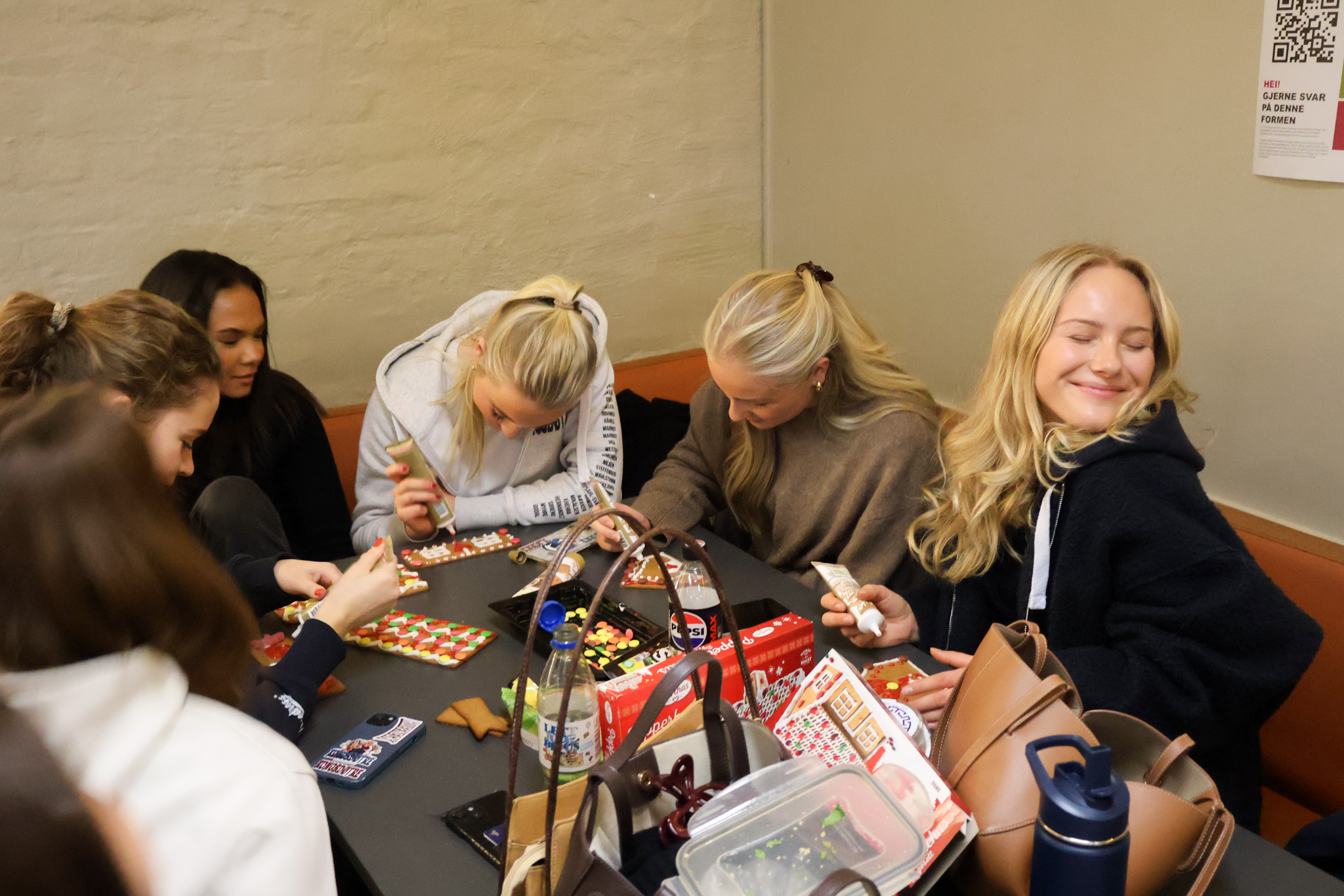 En gruppe personr som sitter ved et bord