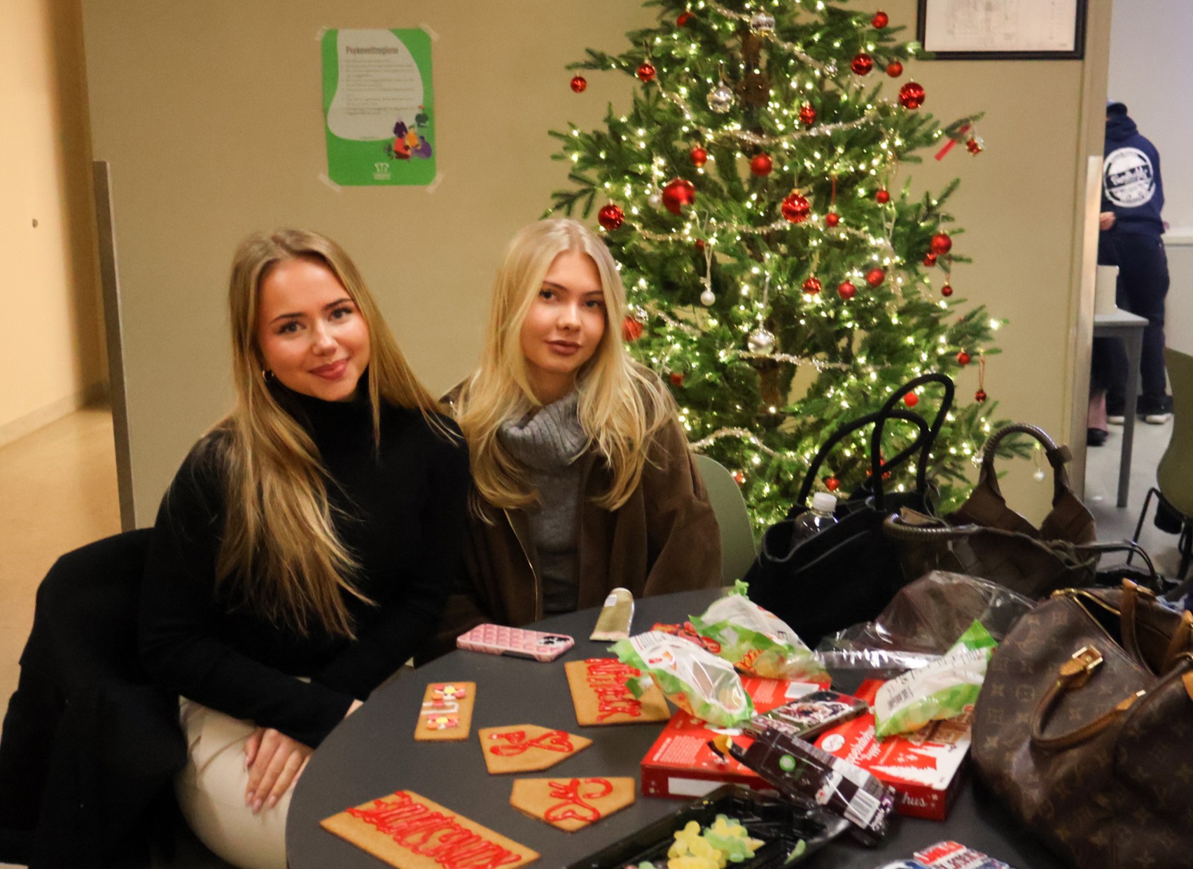 To personr sitter ved et bord