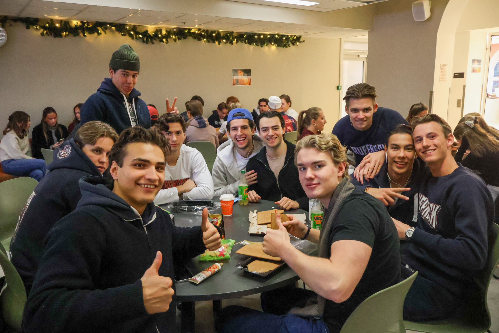 en gruppe mennesker som sitter ved et bord