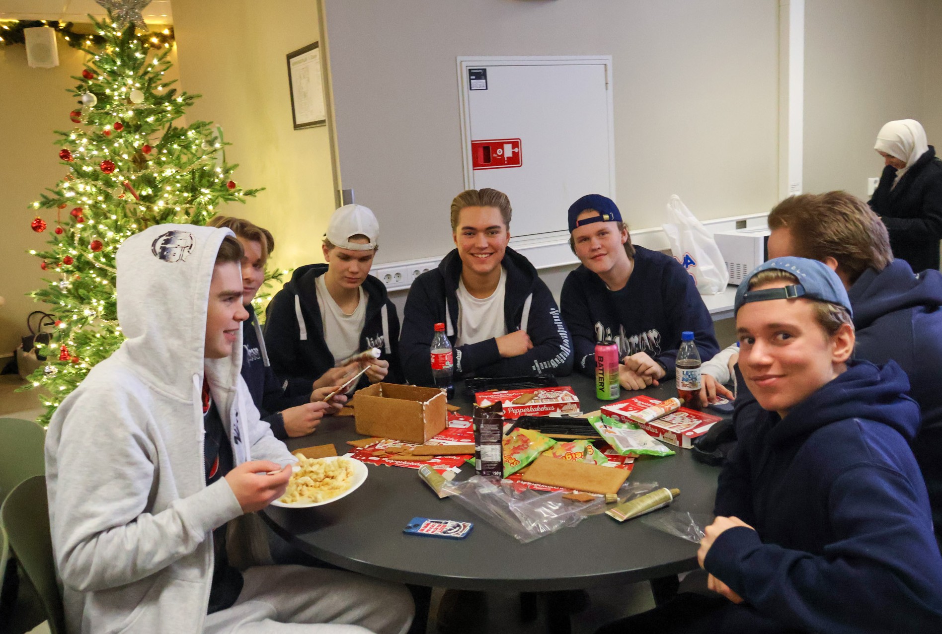 en gruppe mennesker som spiser pizza