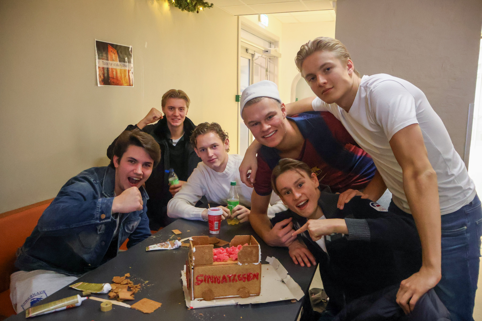 en gruppe mennesker rundt et bord med en kake