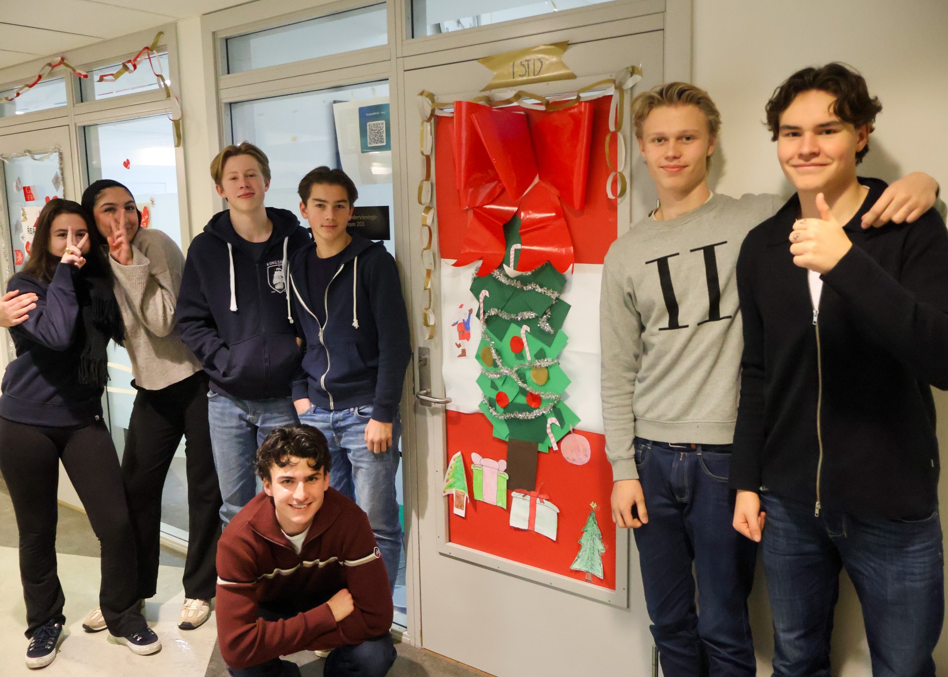 en gruppe mennesker som poserer for et bilde