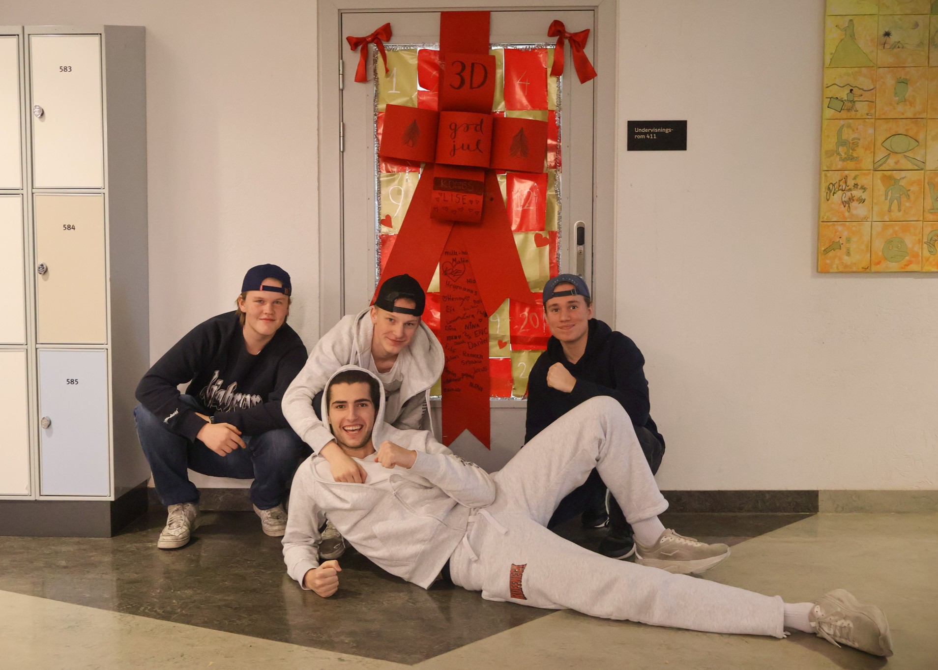 En gruppe menn som sitter på gulvet foran en brannslukker