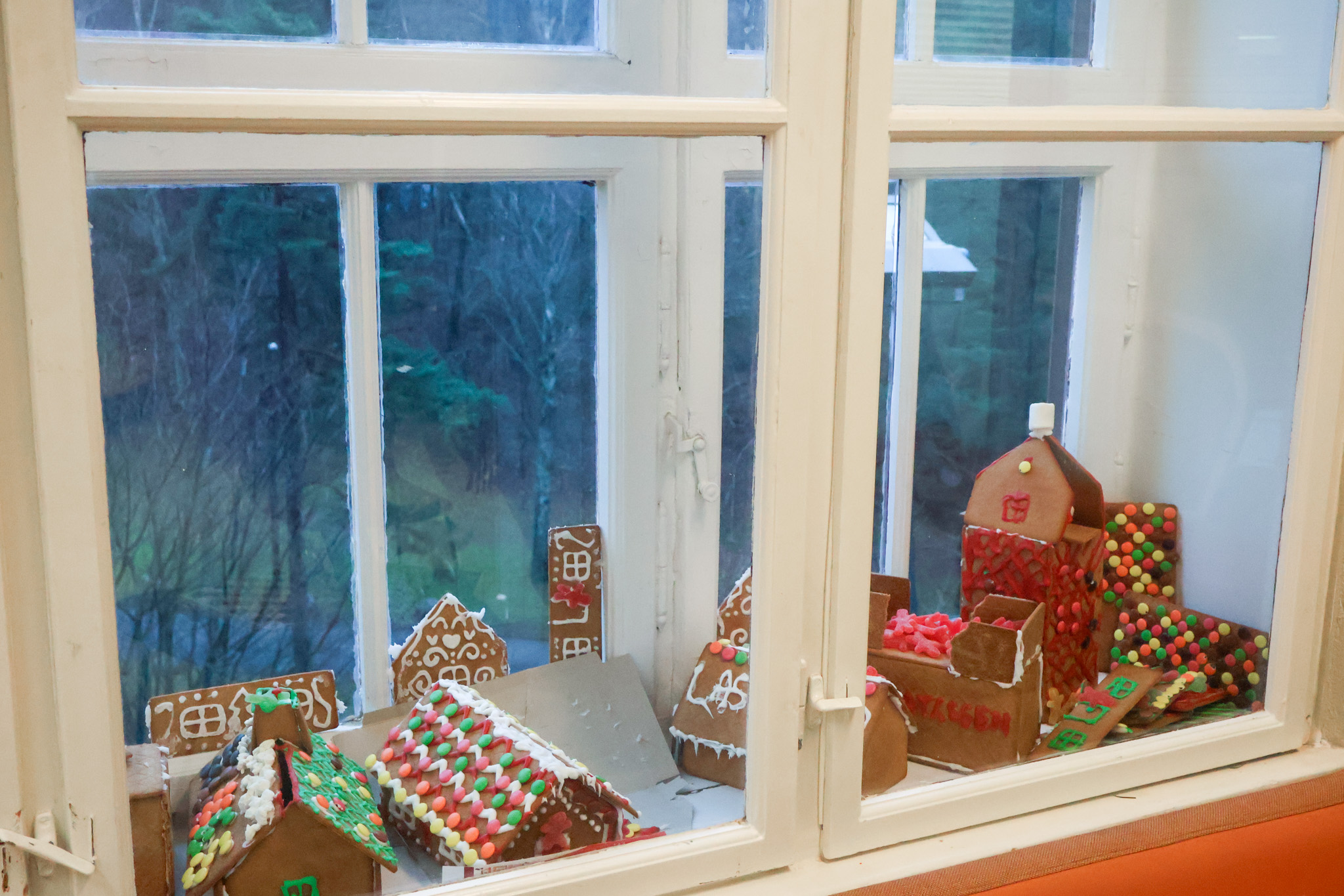 et vindu med en gruppe pepperkakehus i