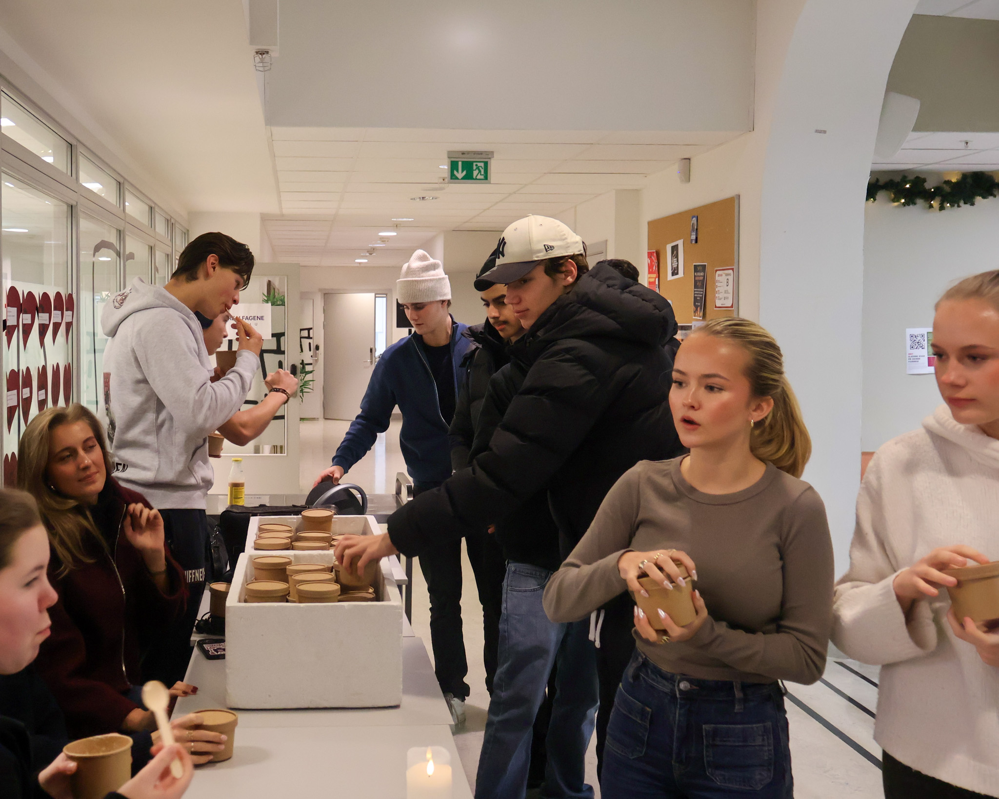 en gruppe mennesker som står rundt et bord med mat på