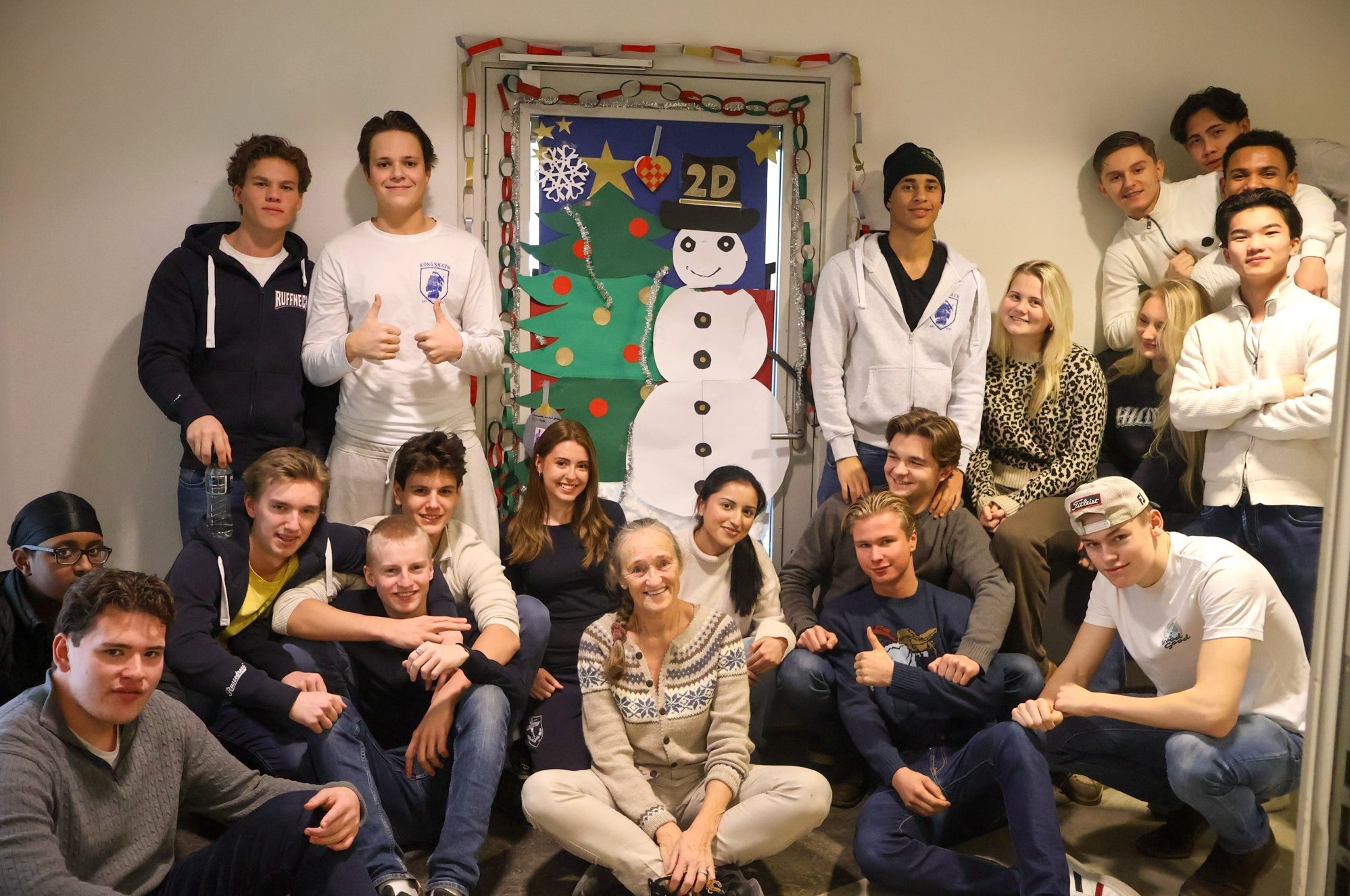 en gruppe mennesker som poserer for et bilde