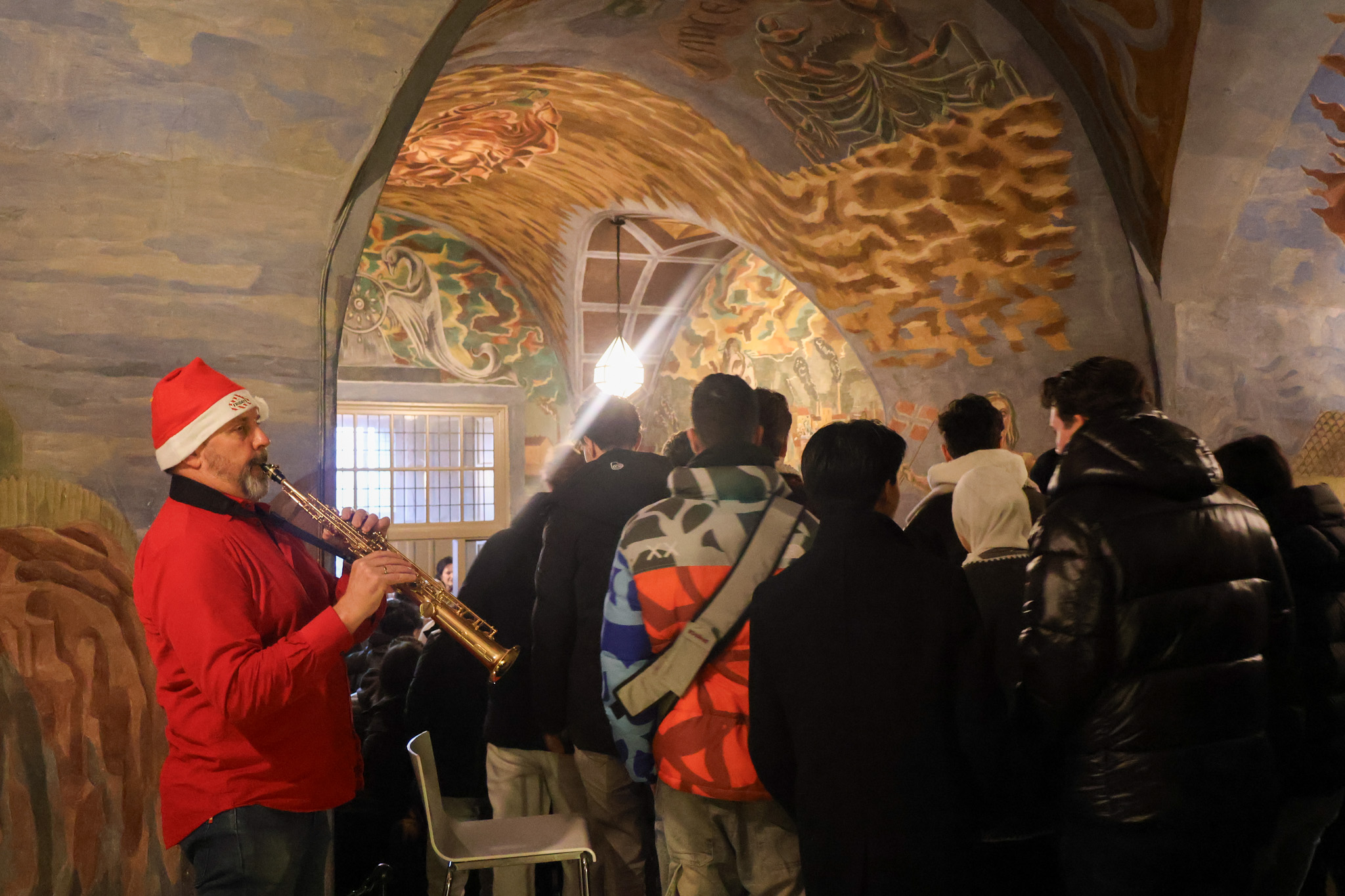 en gruppe mennesker i et rom