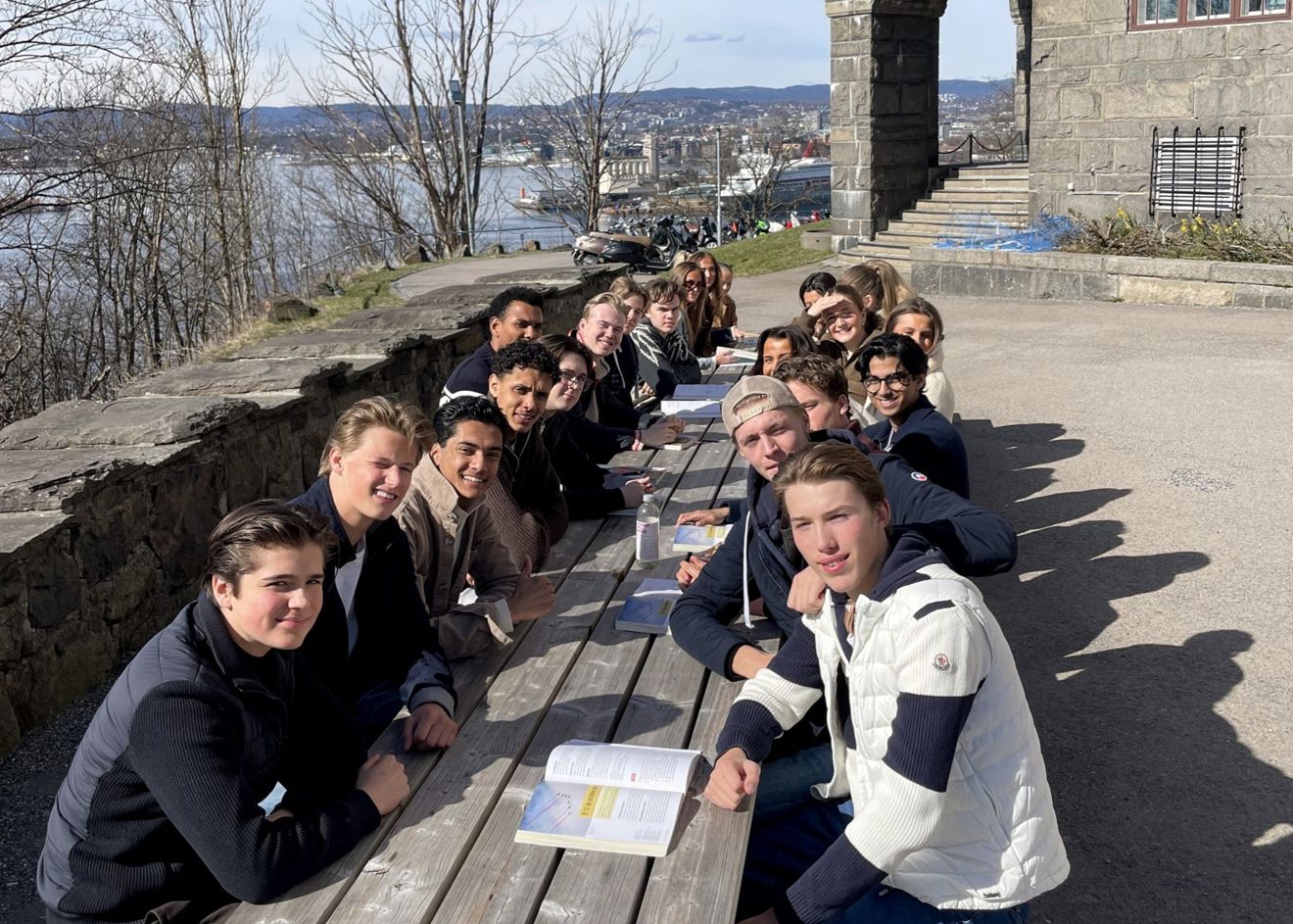 en gruppe mennesker som sitter på en benk