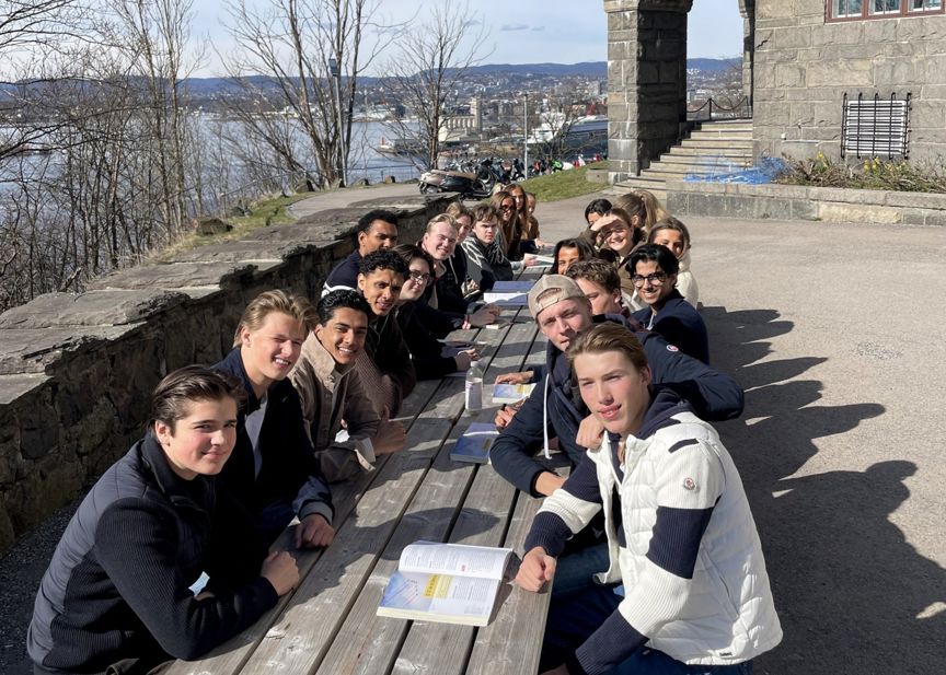 en gruppe mennesker som sitter på en benk