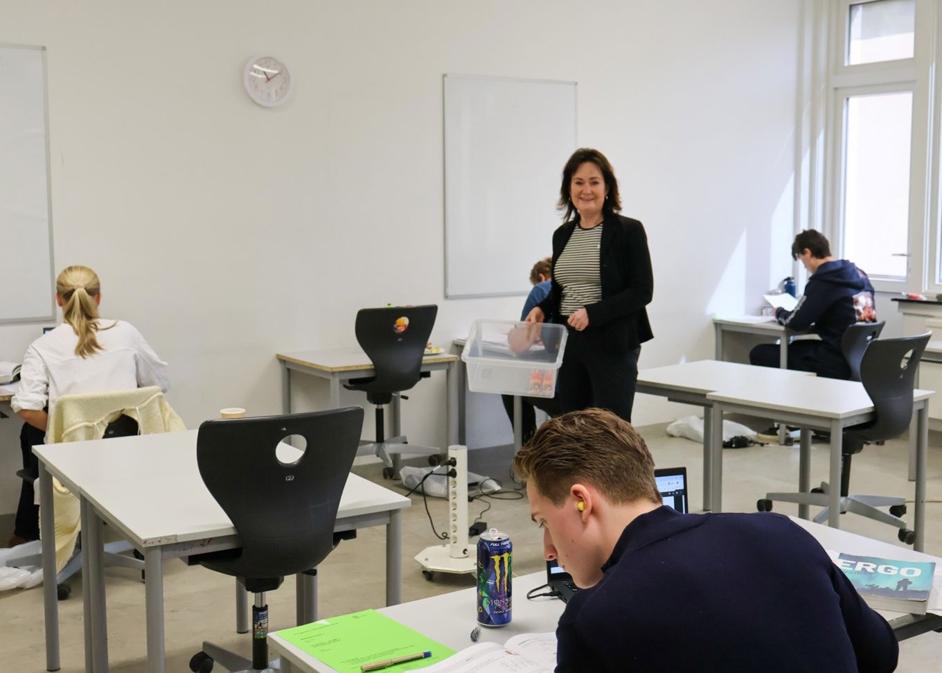 Rektor Sidsel Holm Bye serverer is under eksamen