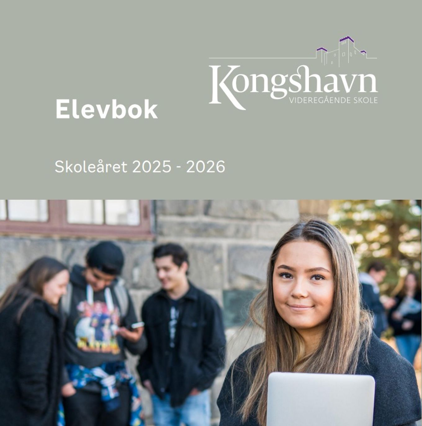 en person som smiler med en bærbar datamaskin