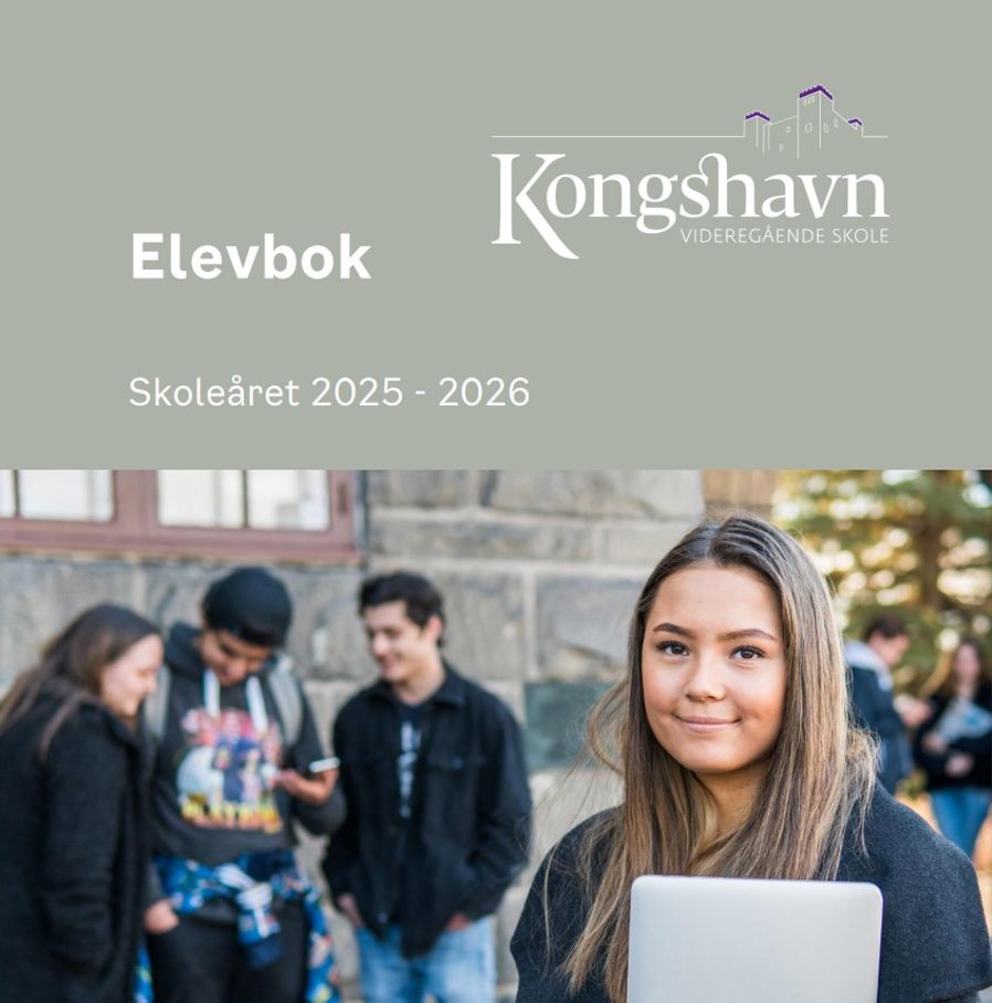 en person som smiler med en bærbar datamaskin