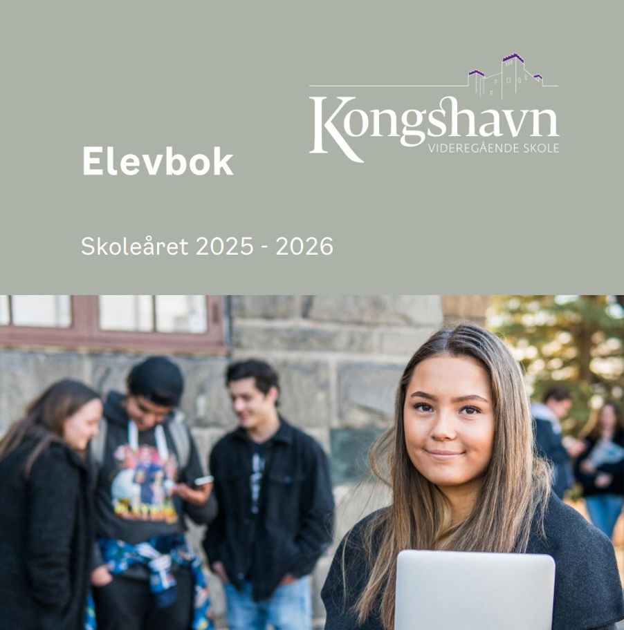 en person som smiler med en bærbar datamaskin