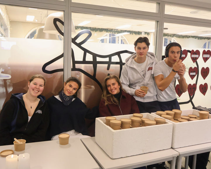 en gruppe mennesker som poserer for et bilde