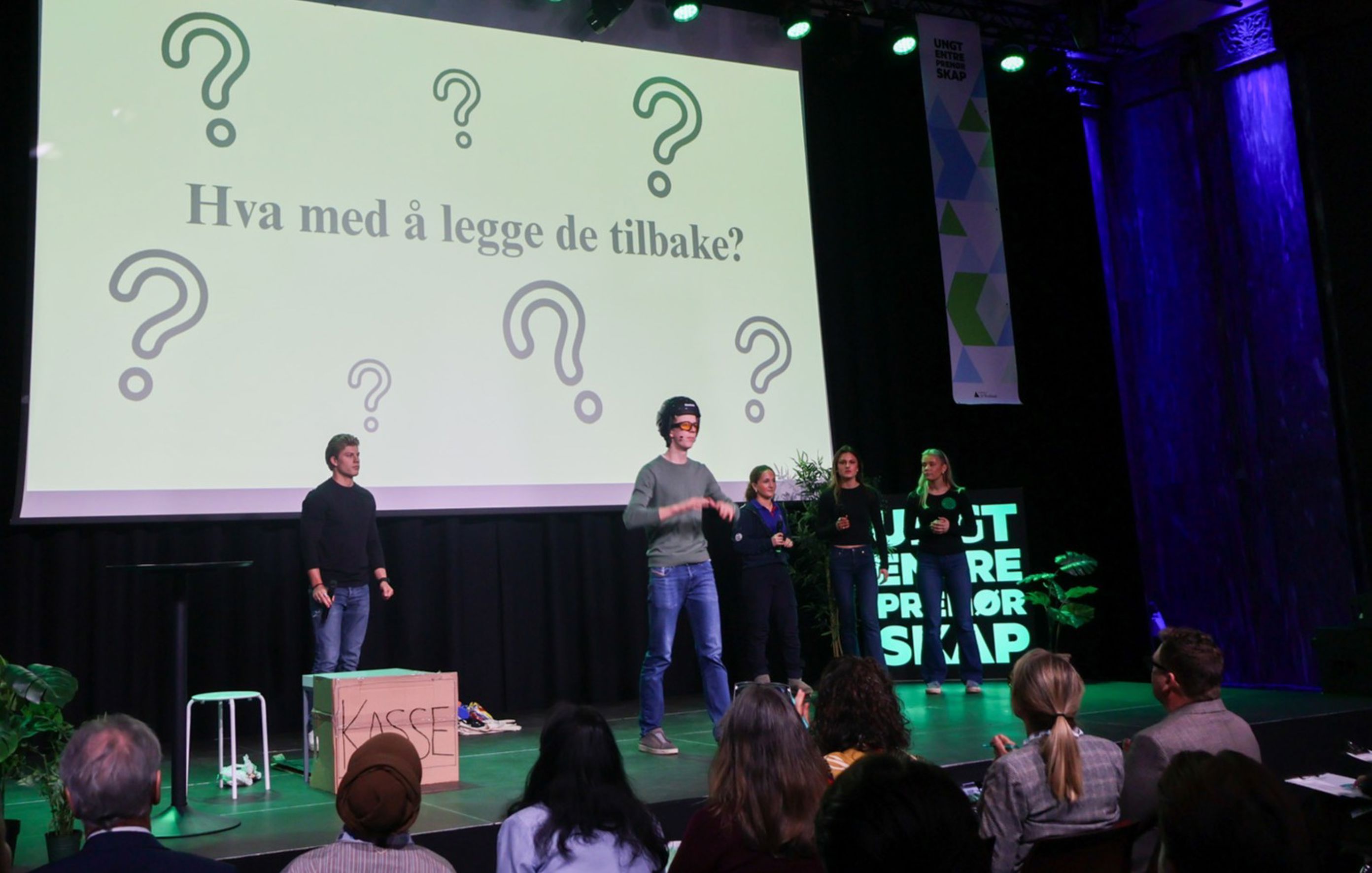 en gruppe mennesker på en scene en gruppe mennesker på en scene