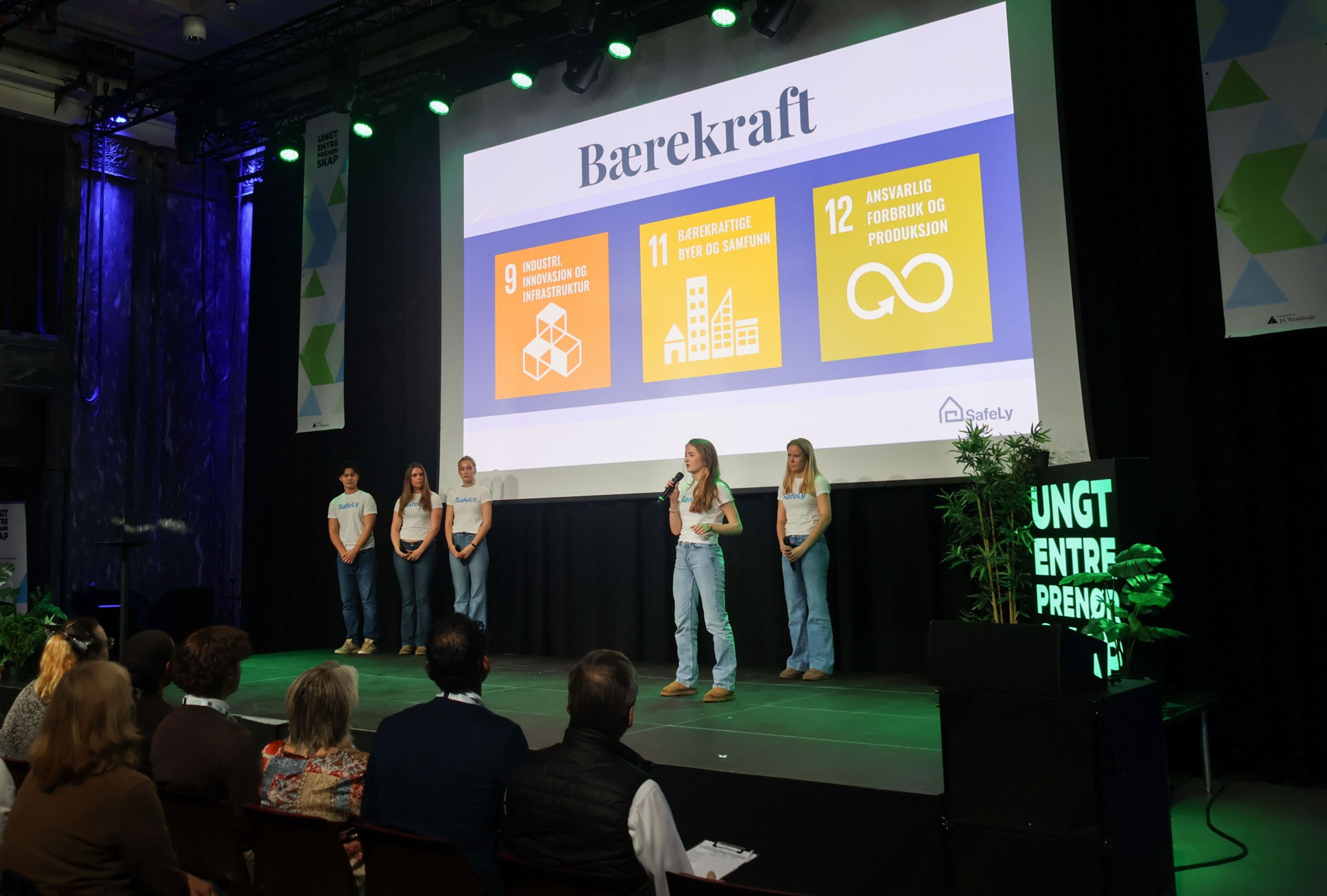 en gruppe mennesker på en scene en gruppe mennesker på en scene