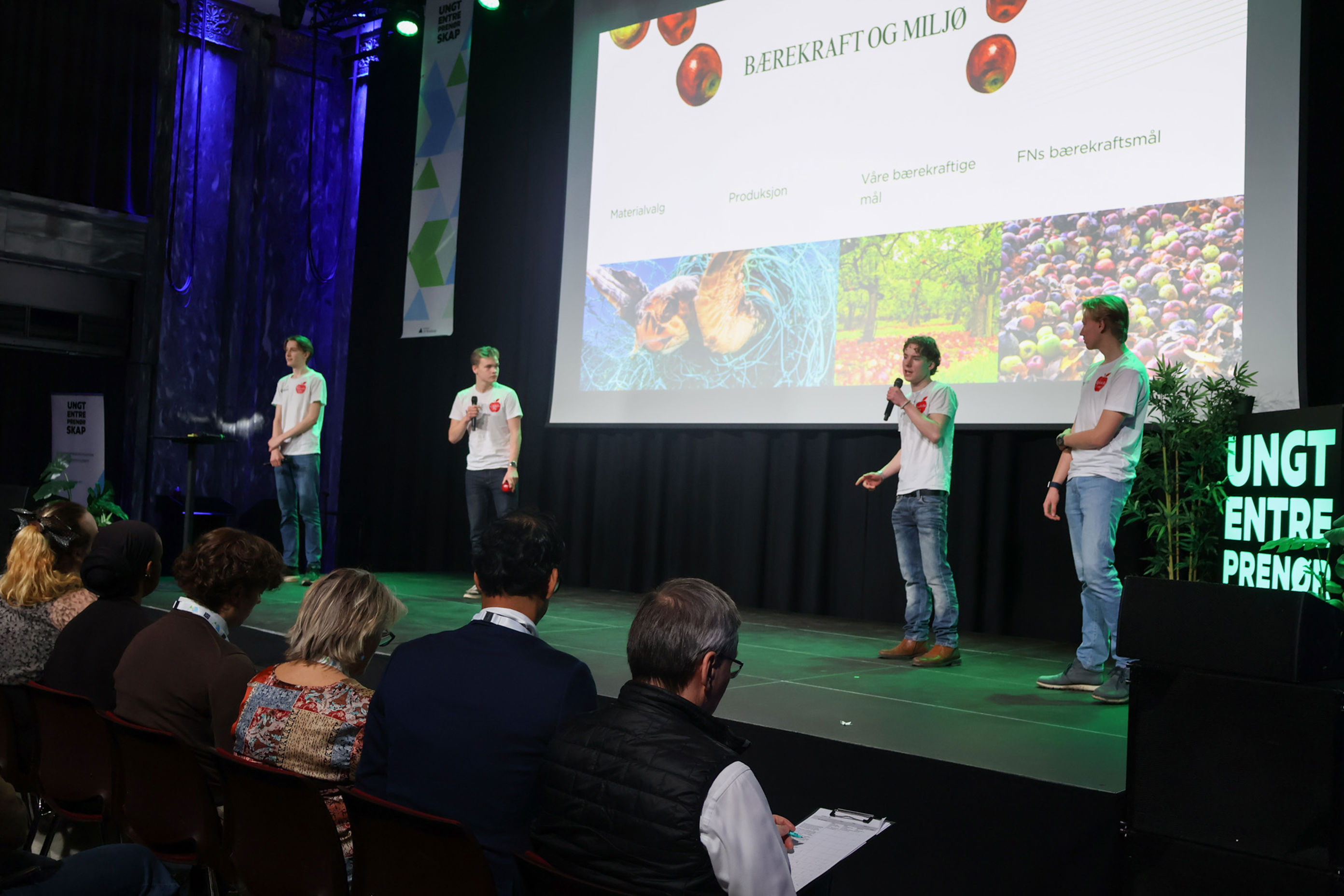 en gruppe mennesker på en scene en gruppe mennesker på en scene