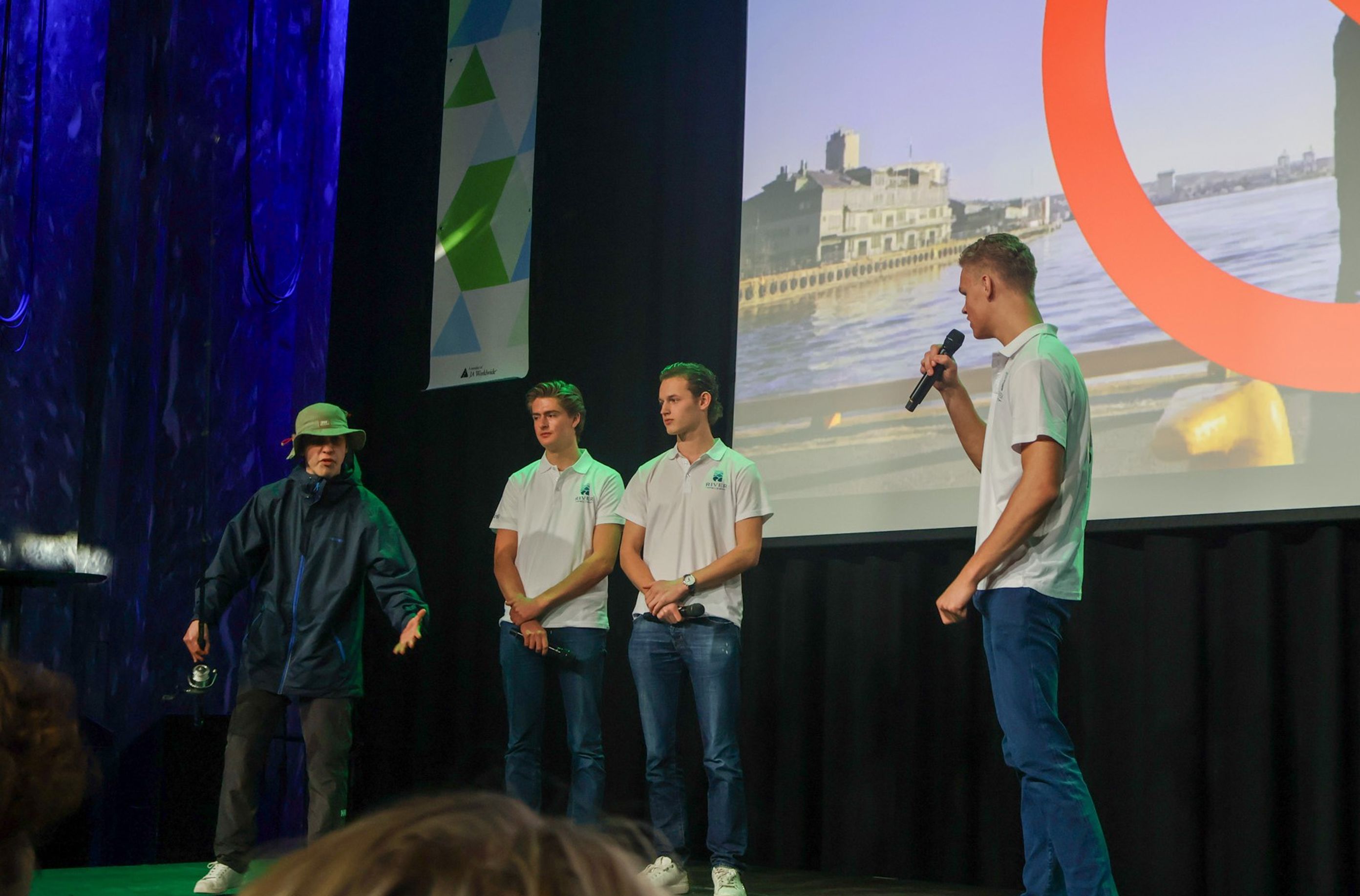 en gruppe menn på en scene en gruppe menn på en scene