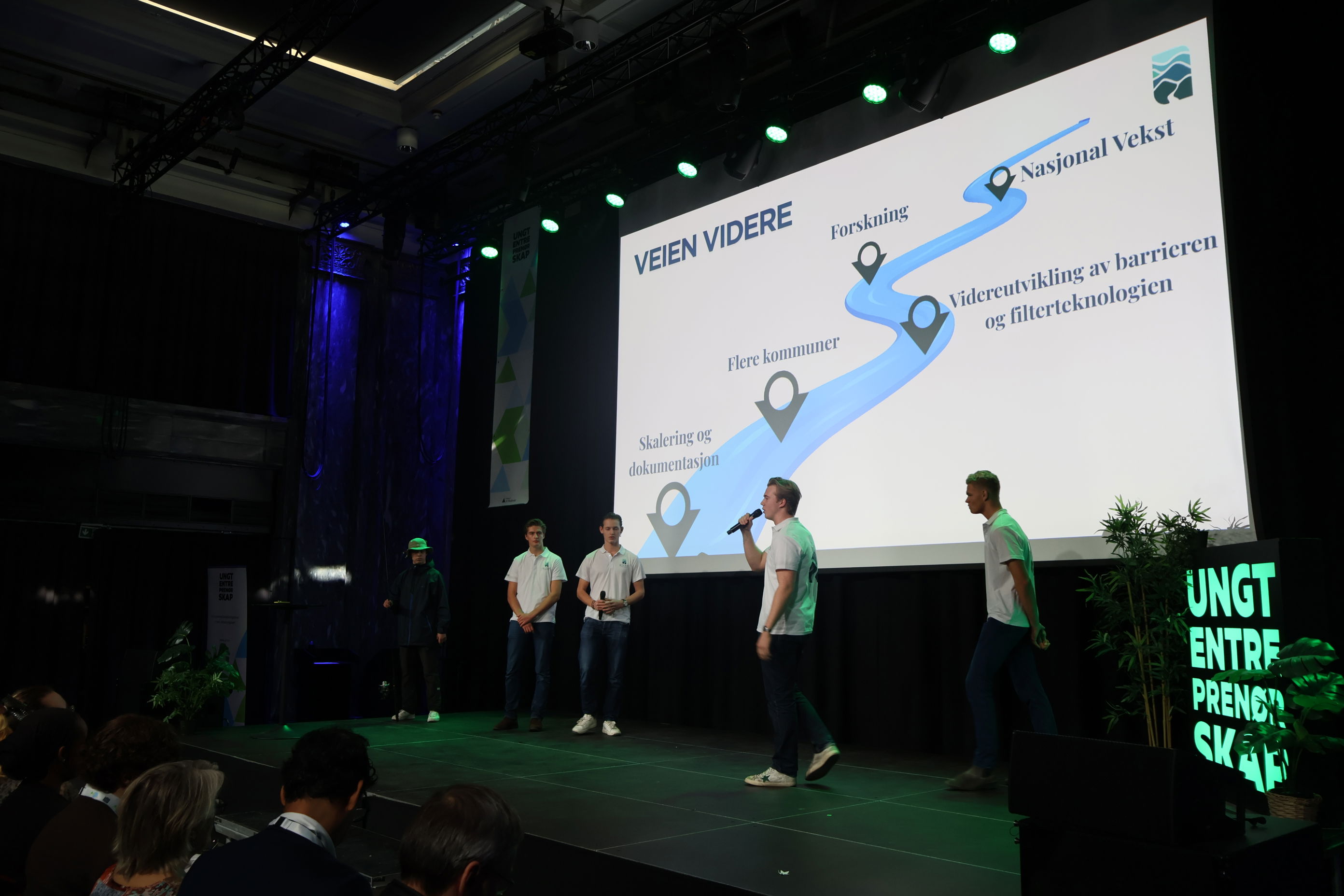 en gruppe mennesker på en scene en gruppe mennesker på en scene