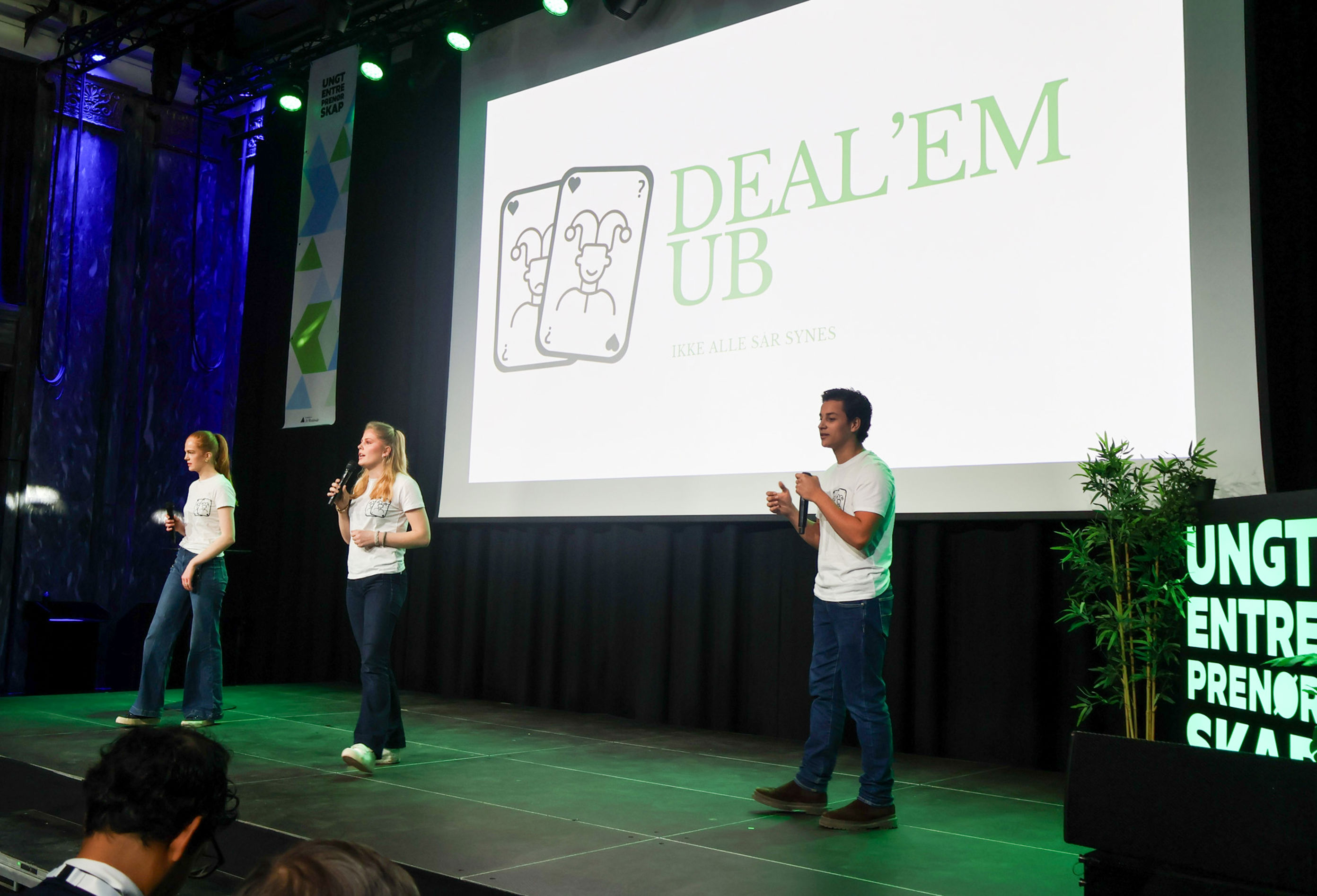 en gruppe mennesker på en scene en gruppe mennesker på en scene