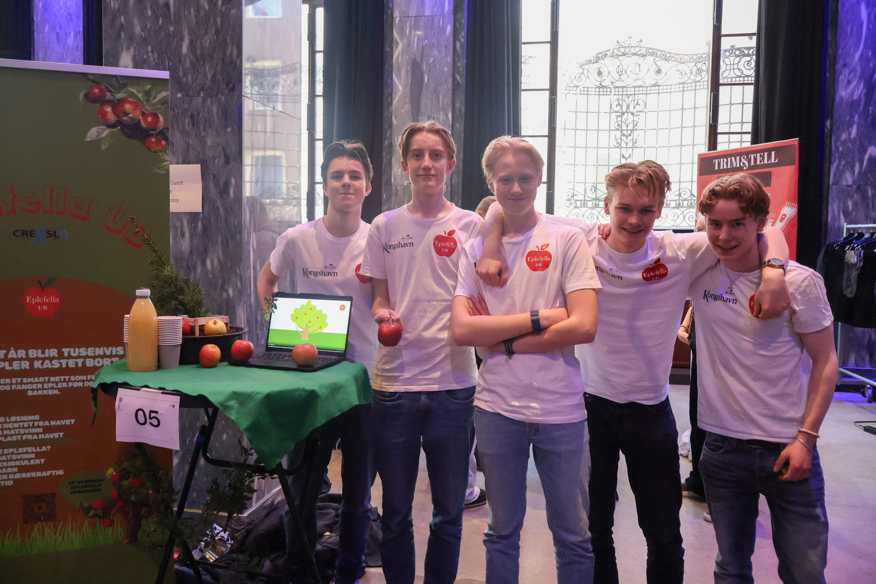 en gruppe mennesker som poserer for et bilde en gruppe mennesker som poserer for et bilde