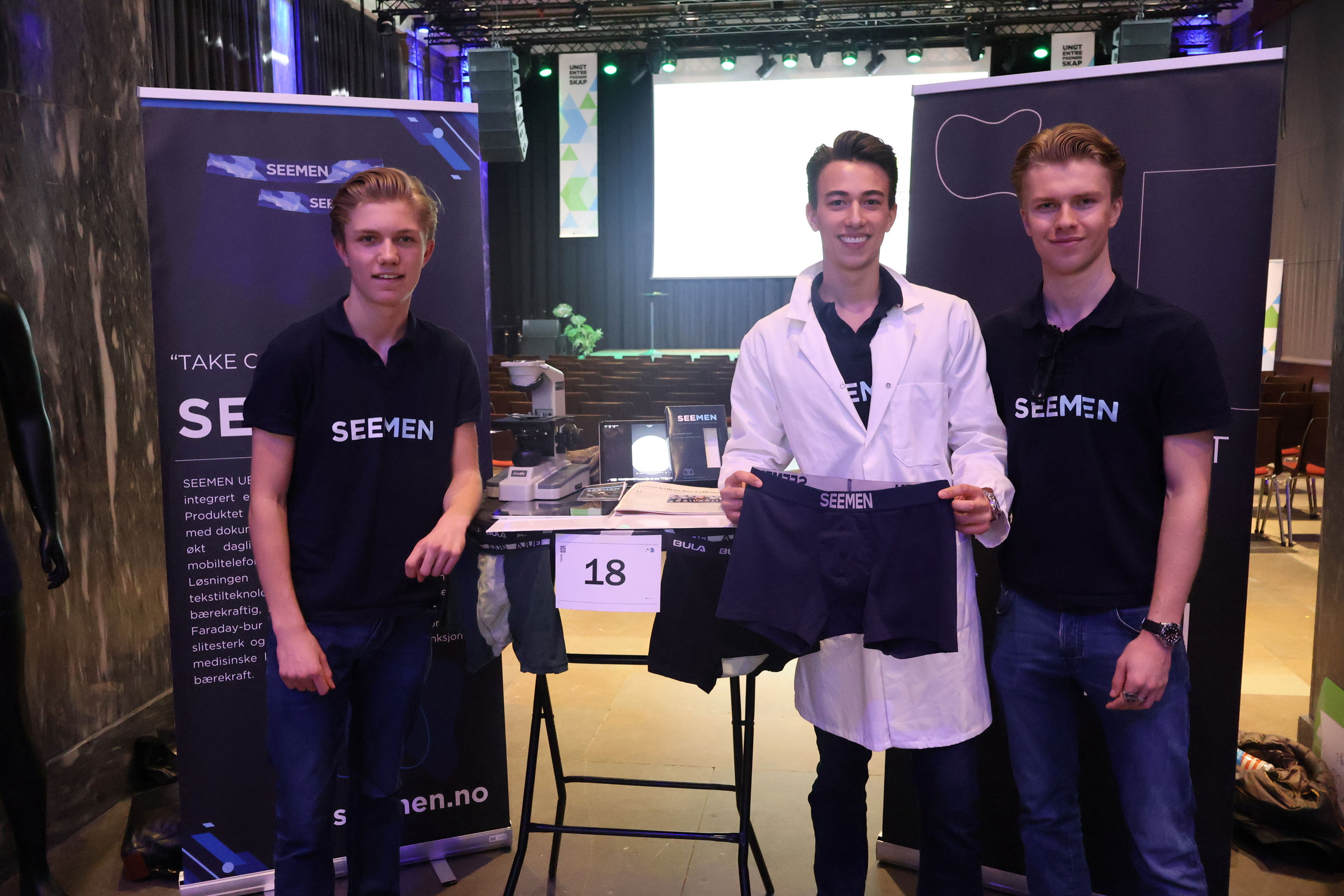 en gruppe menn poserer for et bilde en gruppe menn poserer for et bilde